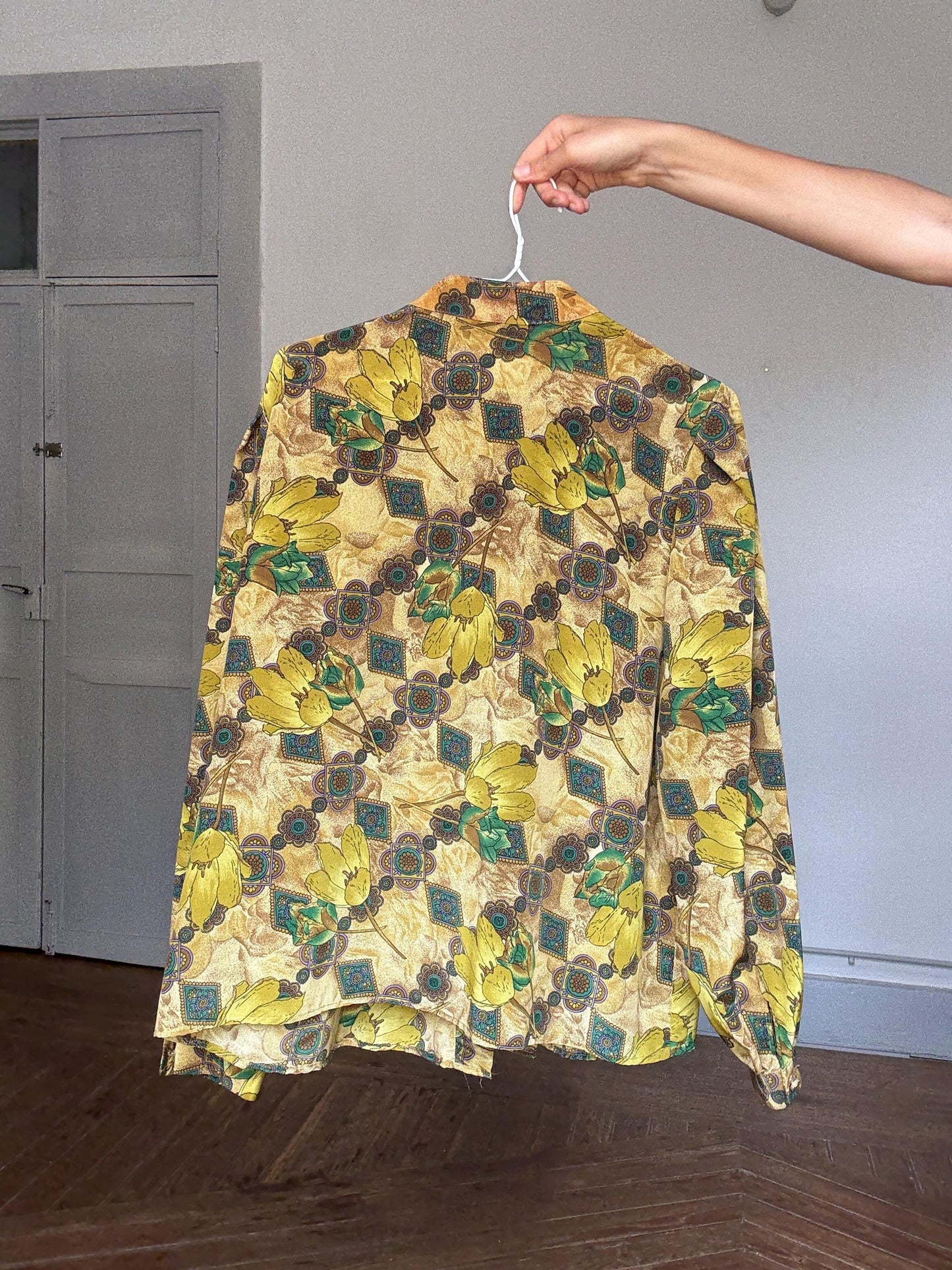 Vintage Floral Blouse – Retro Yellow Botanical Print with Statement Button,