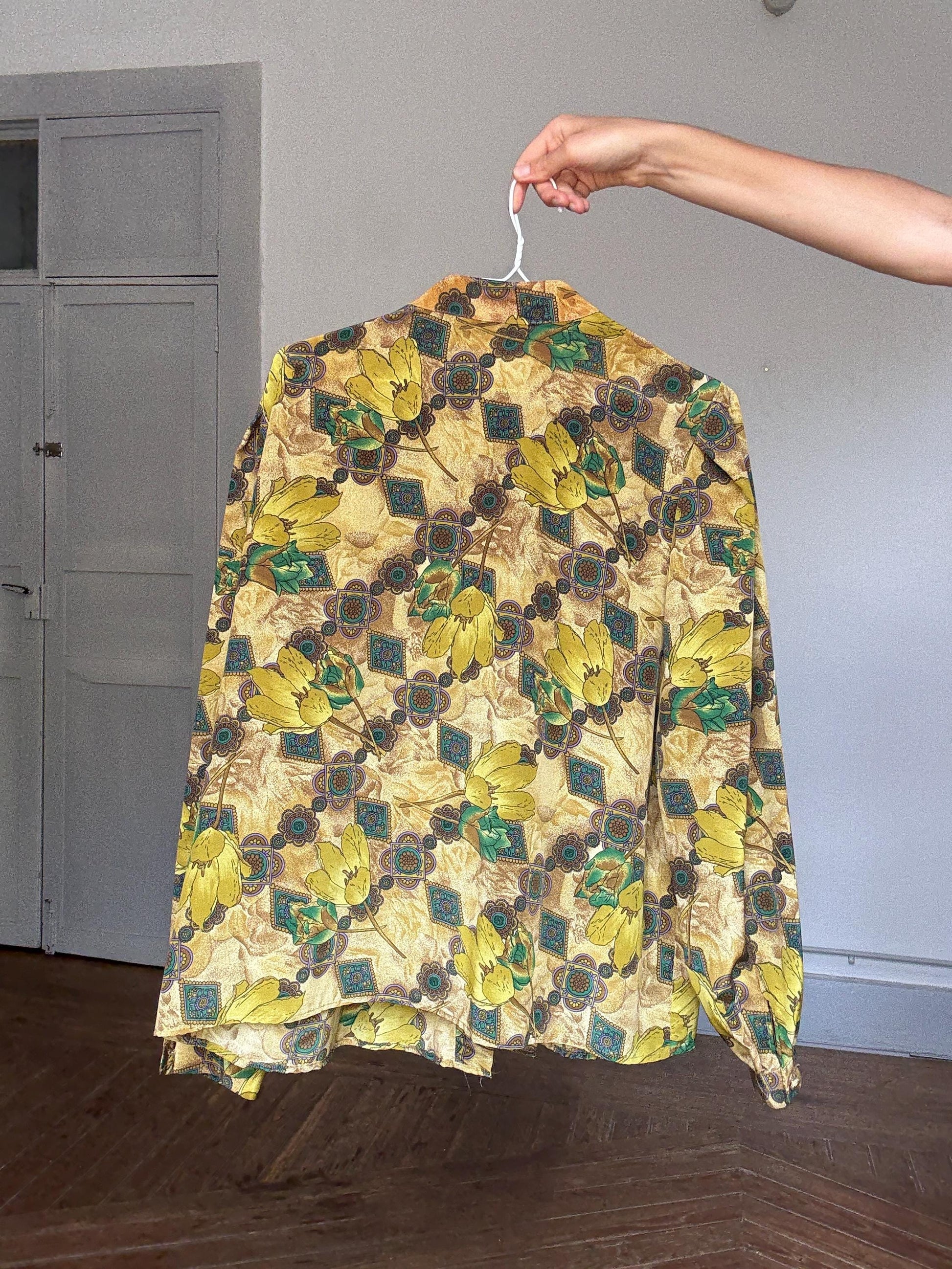Vintage Floral Blouse – Retro Yellow Botanical Print with Statement Button,