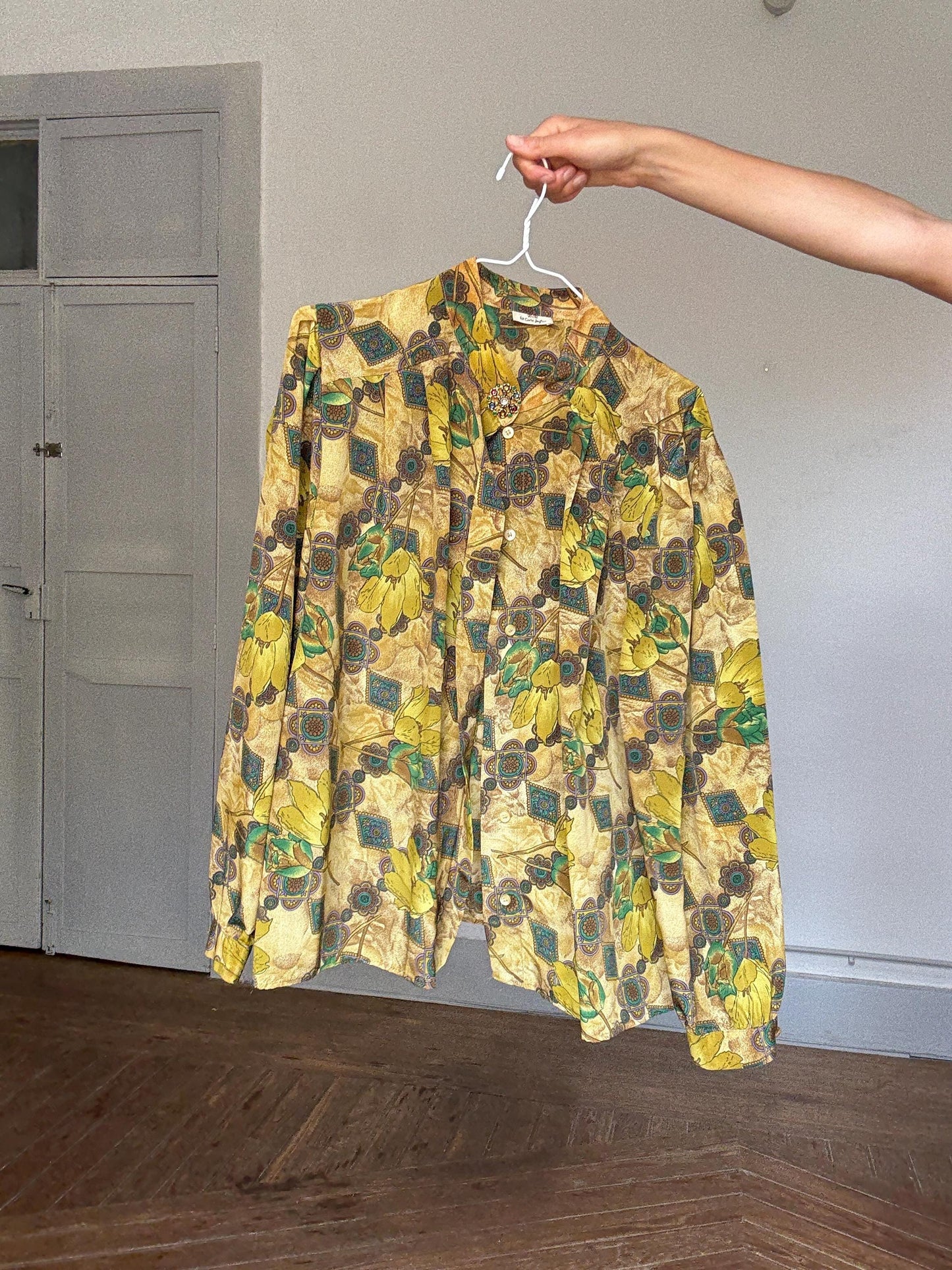 Vintage Floral Blouse – Retro Yellow Botanical Print with Statement Button,