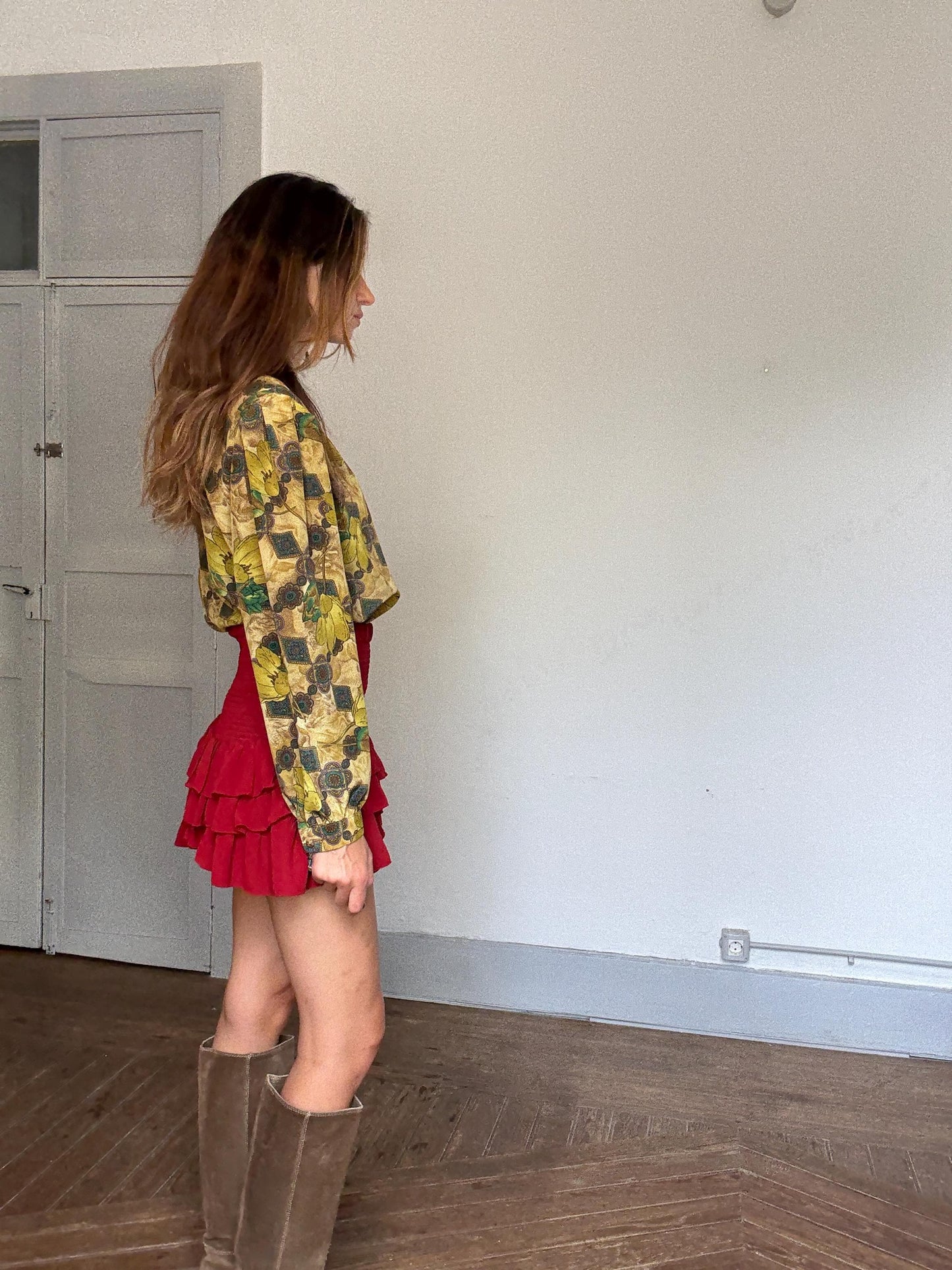 Vintage Floral Blouse – Retro Yellow Botanical Print with Statement Button,