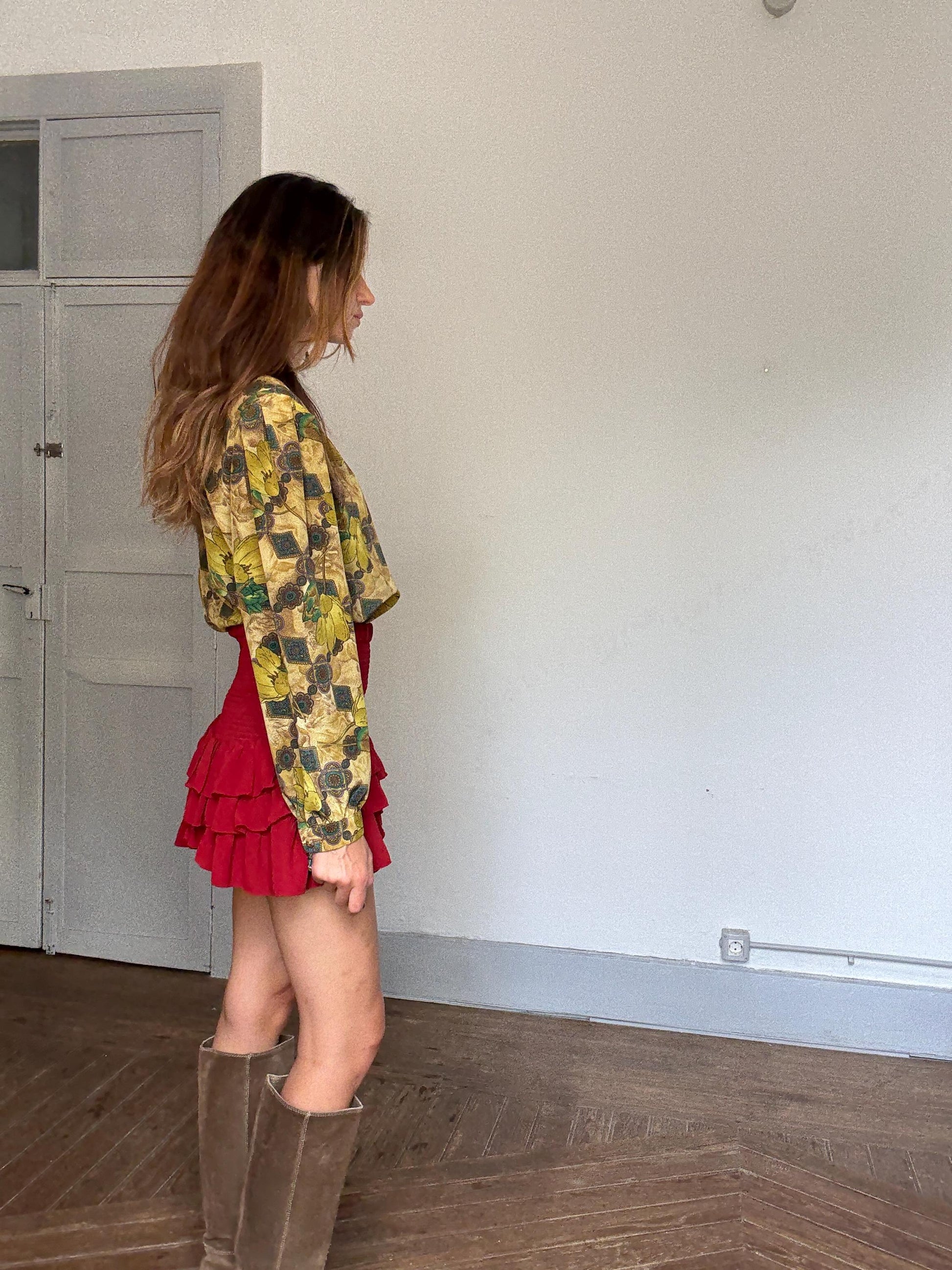 Vintage Floral Blouse – Retro Yellow Botanical Print with Statement Button,