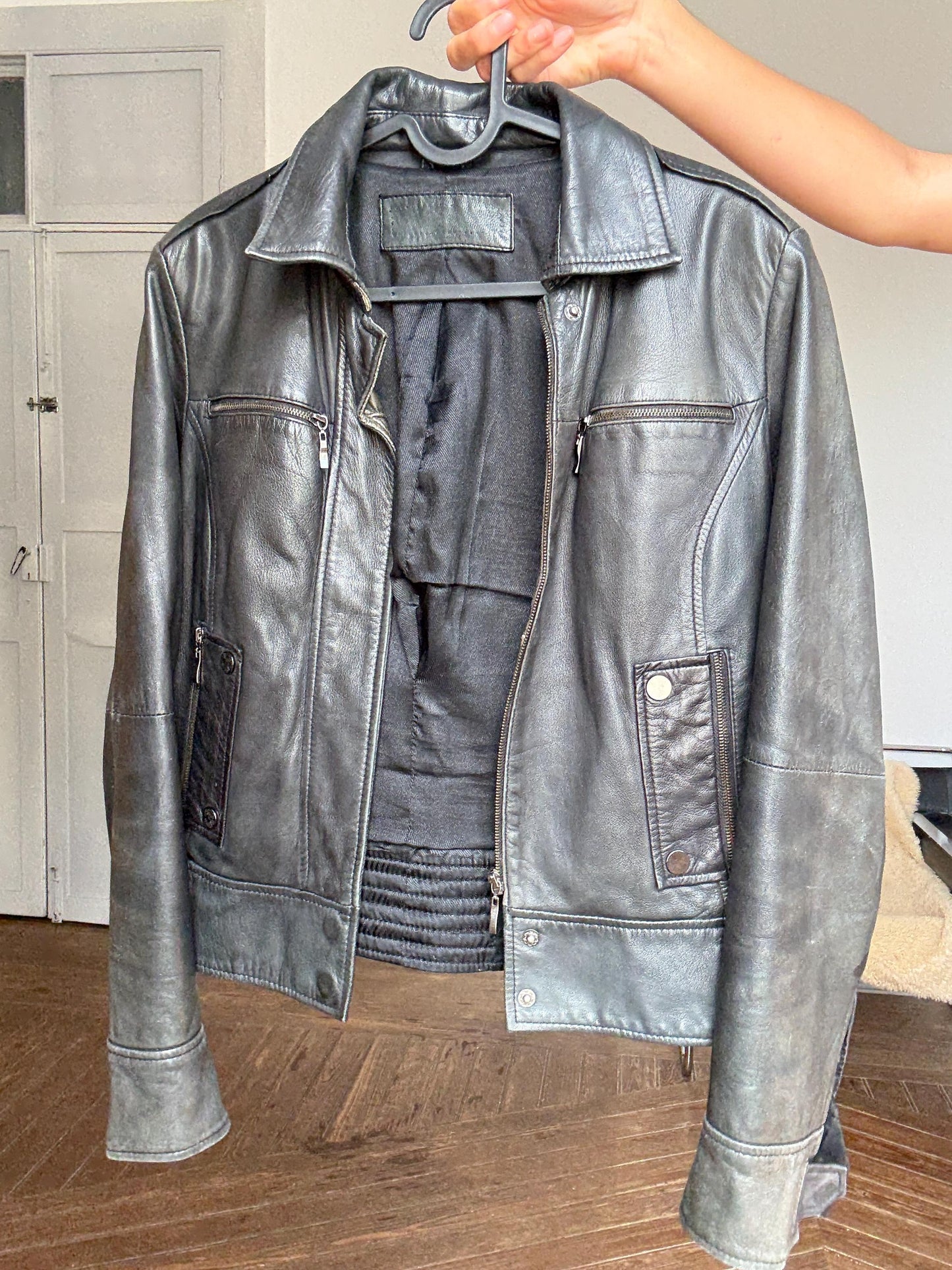 Vintage black leather jacket – fitted biker style, 90s grunge, real leather outerwear, model-off-duty aesthetic
