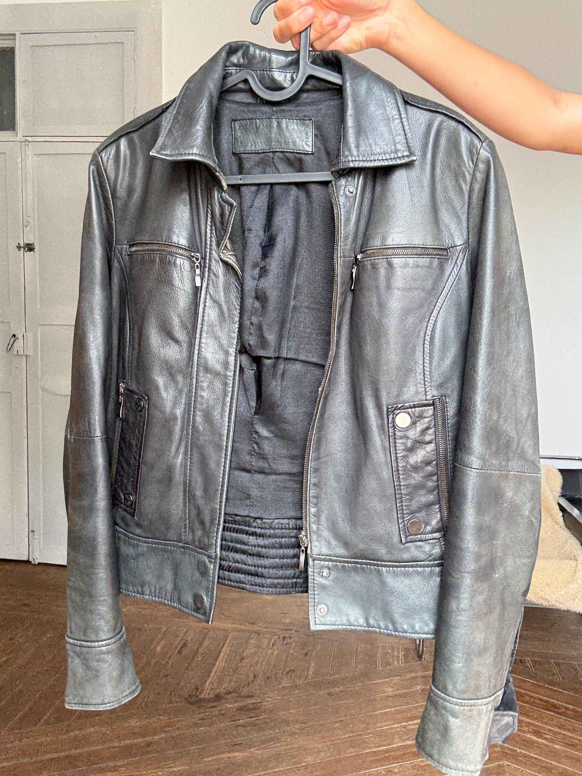 Vintage black leather jacket – fitted biker style, 90s grunge, real leather outerwear, model-off-duty aesthetic