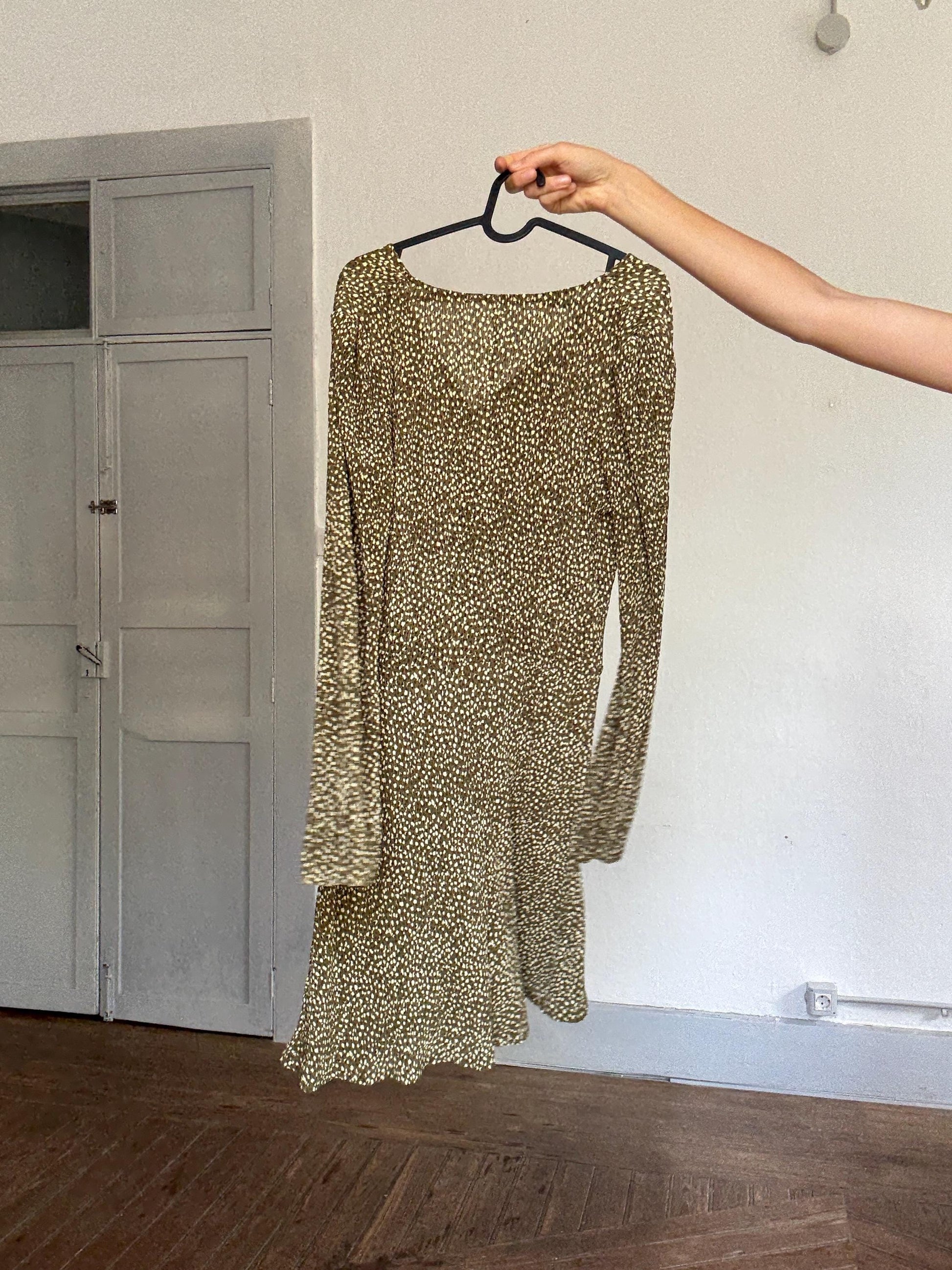 Vintage-inspired olive floral mini dress – flattering V-neck, sheer sleeves & flowy fit, French girl summer style, size L tag