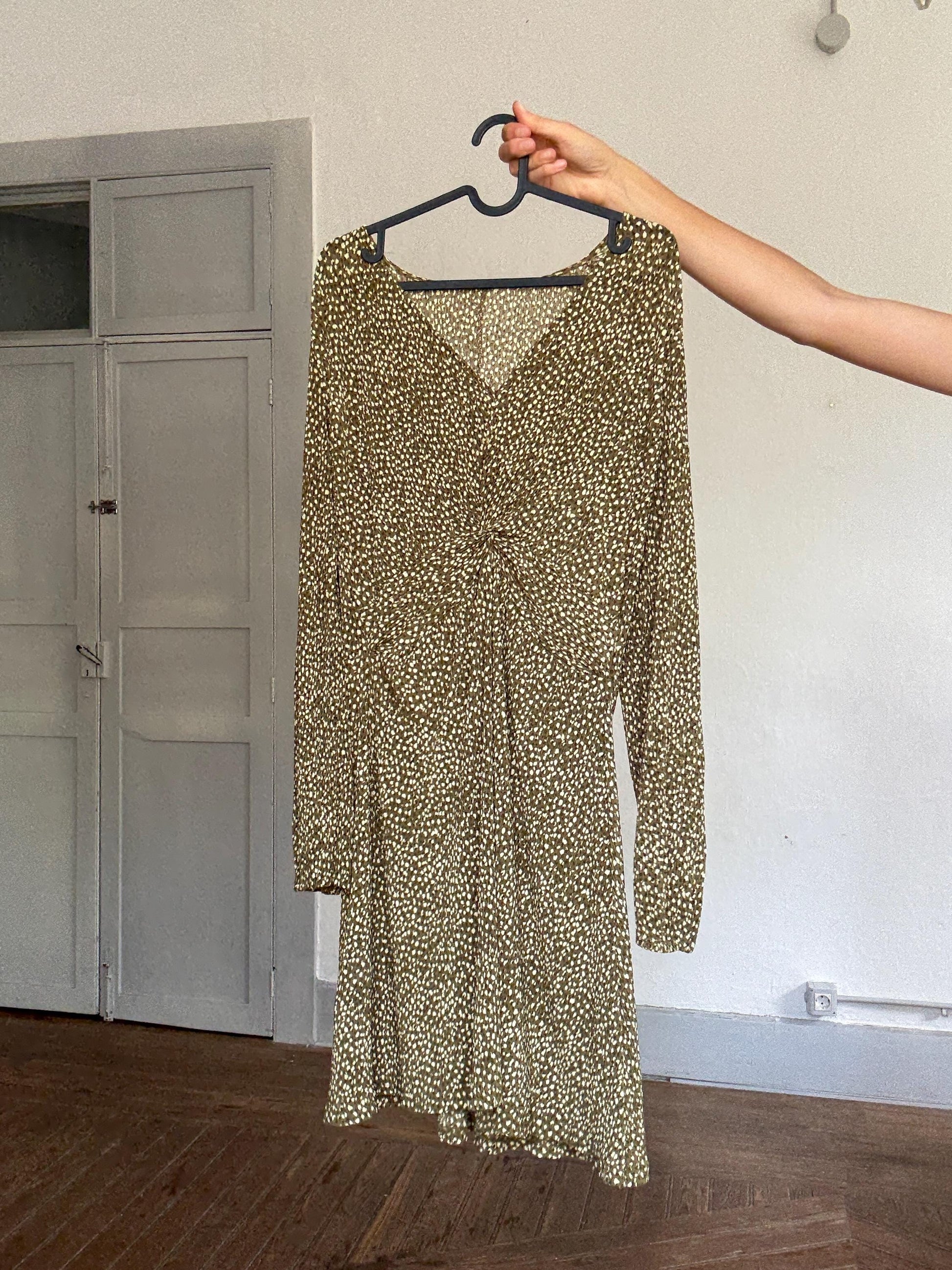 Vintage-inspired olive floral mini dress – flattering V-neck, sheer sleeves & flowy fit, French girl summer style, size L tag