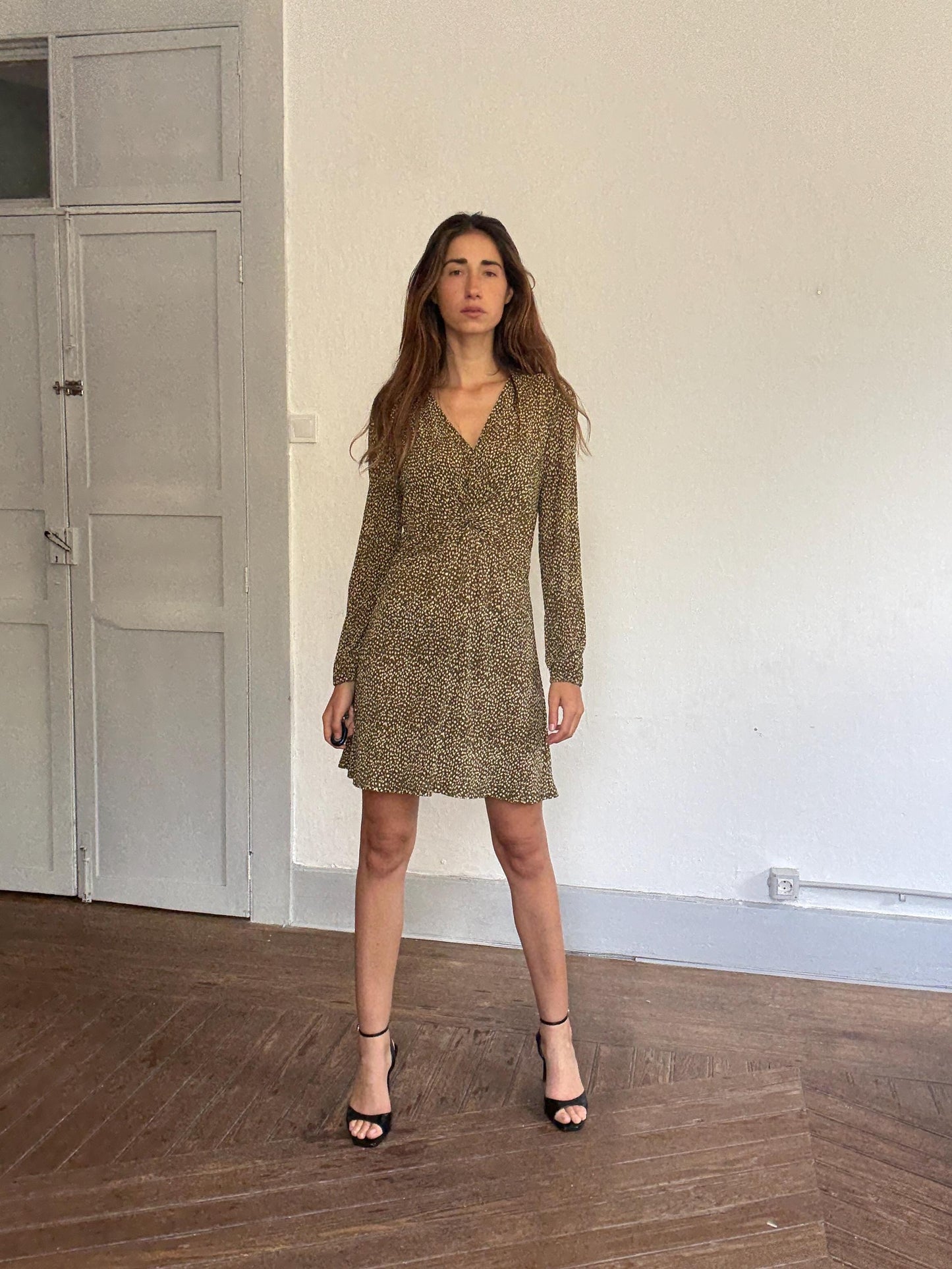 Vintage-inspired olive floral mini dress – flattering V-neck, sheer sleeves & flowy fit, French girl summer style, size L tag