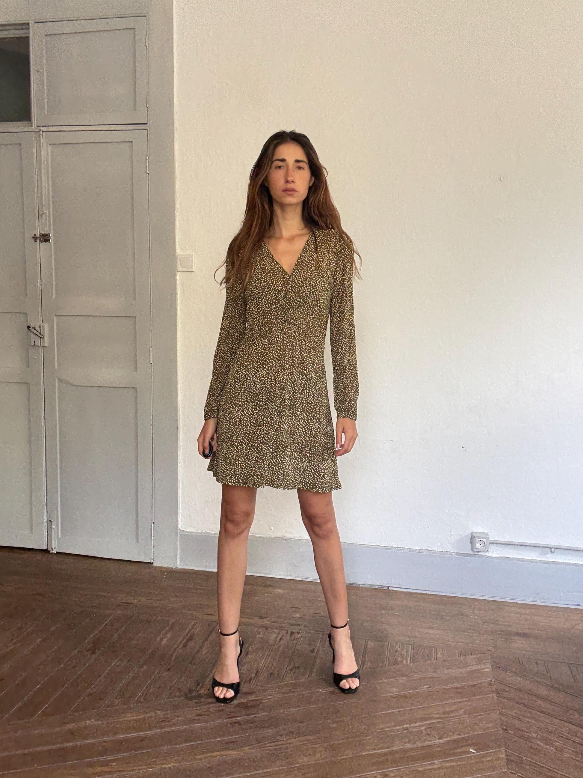 Vintage-inspired olive floral mini dress – flattering V-neck, sheer sleeves & flowy fit, French girl summer style, size L tag