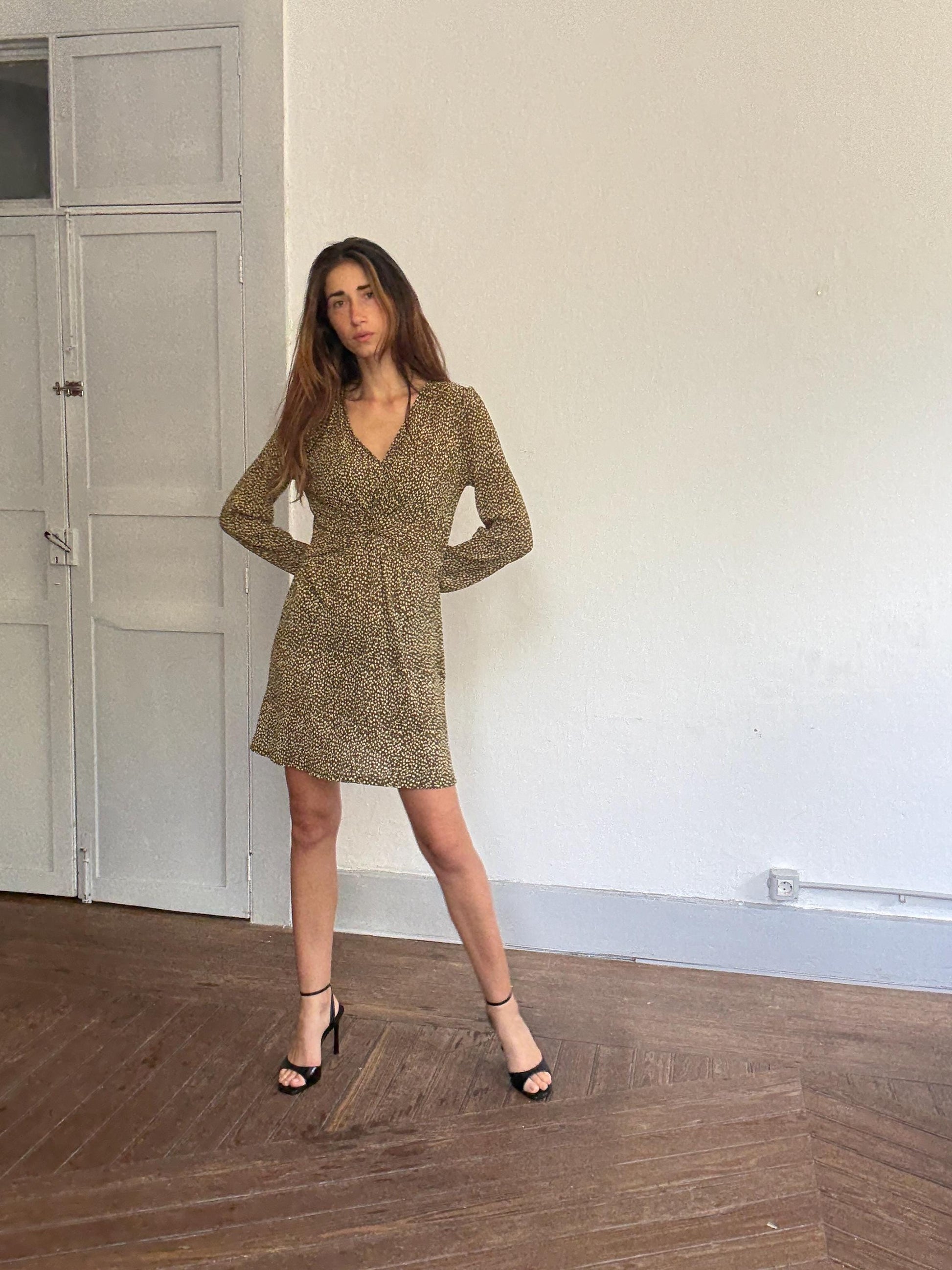 Vintage-inspired olive floral mini dress – flattering V-neck, sheer sleeves & flowy fit, French girl summer style, size L tag