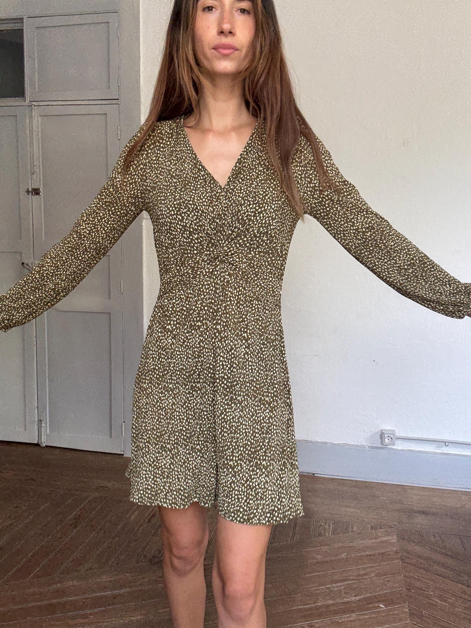 Vintage-inspired olive floral mini dress – flattering V-neck, sheer sleeves & flowy fit, French girl summer style, size L tag