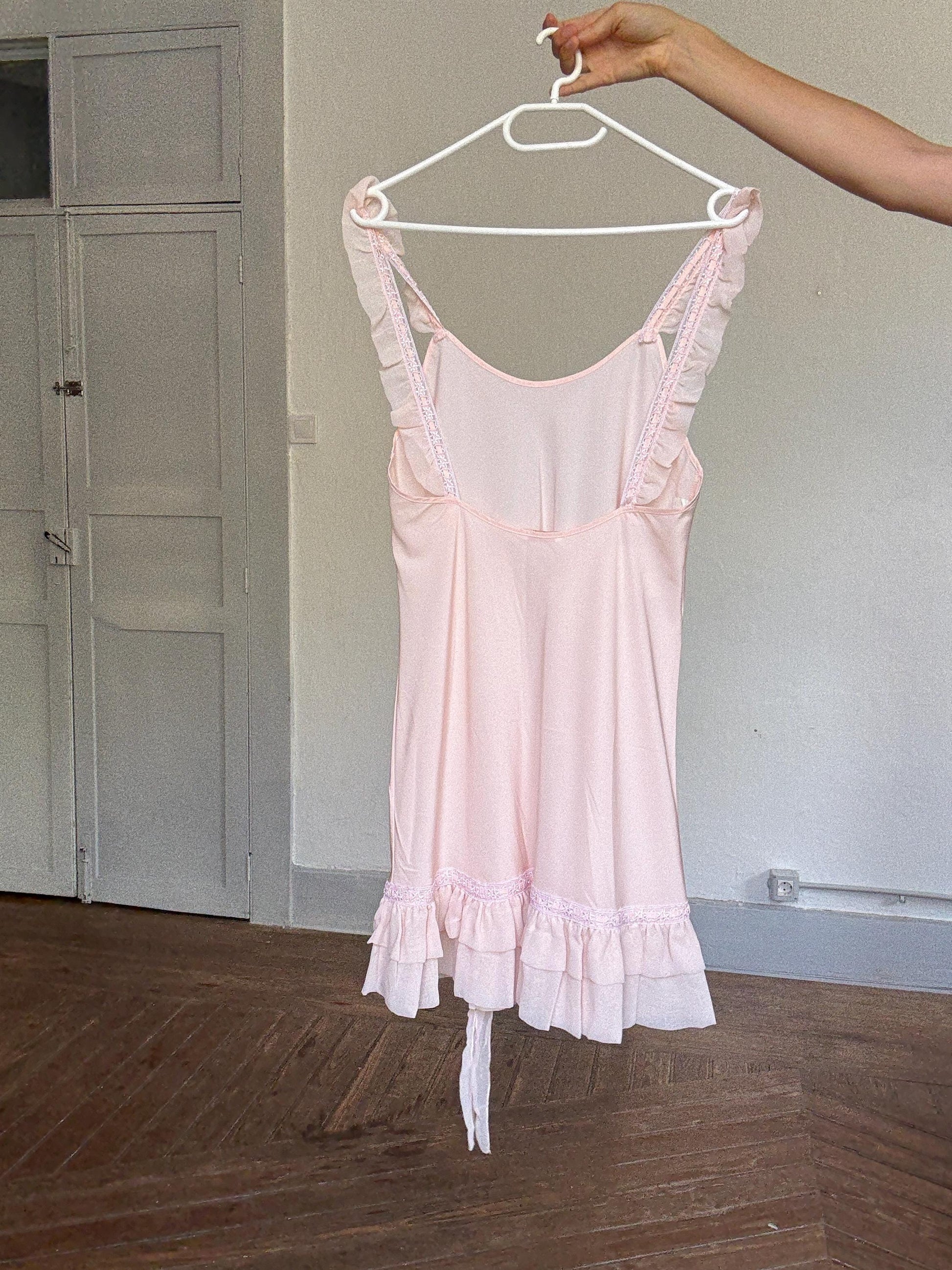 Vintage baby pink ruffle slip dress – romantic sheer lingerie look with bows & lace, cottagecore meets 90s Kate Moss aesthetic