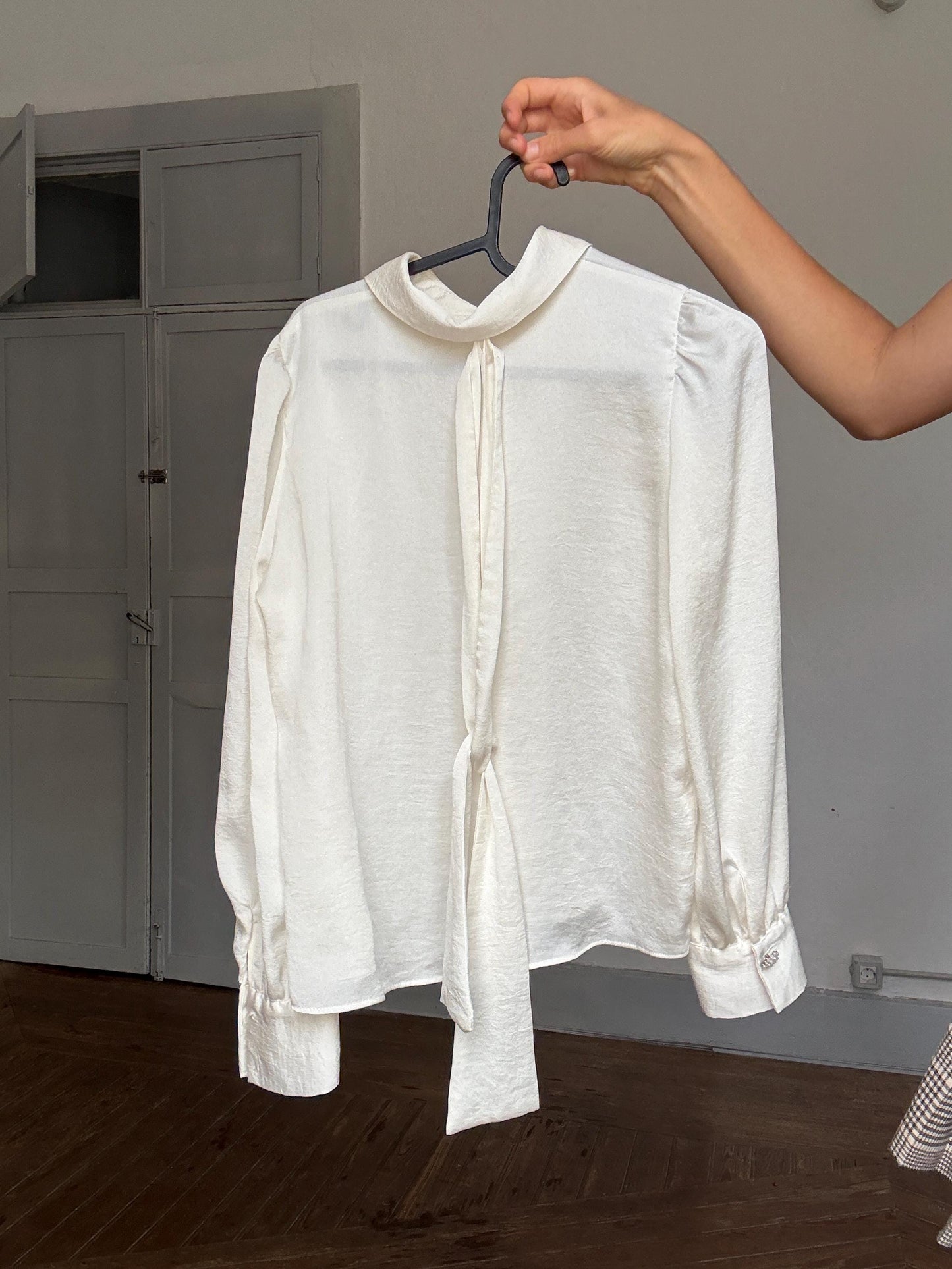 Romantic vintage-style ivory blouse with pearl buttons – sheer soft fabric, bow tie collar, Blair Waldorf vibes