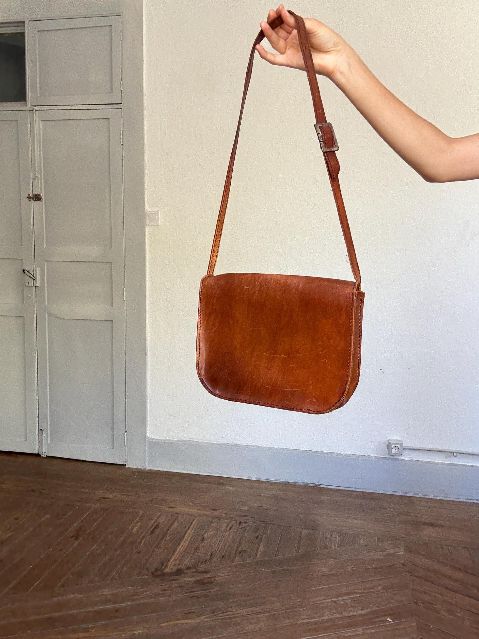 Vintage genuine leather shoulder bag – classic brown satchel style with restored twist-lock, timeless & practical
