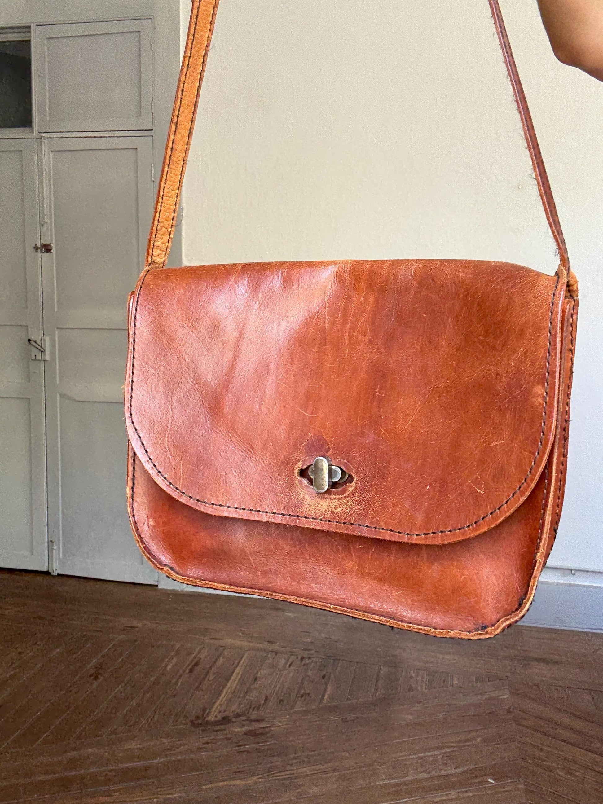 Vintage genuine leather shoulder bag – classic brown satchel style with restored twist-lock, timeless & practical