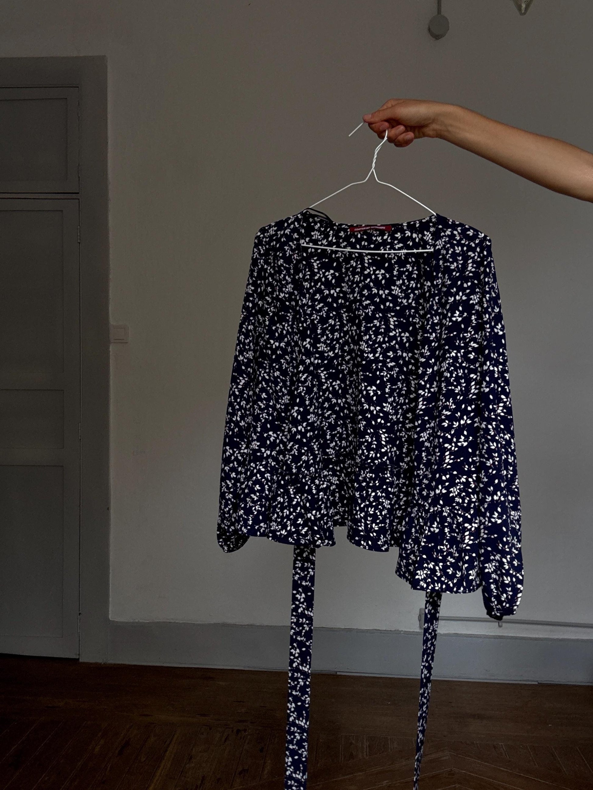 Comptoir des Cotonniers navy floral wrap blouse – v-neck, long puff sleeves, adjustable tie waist, flattering romantic silhouette