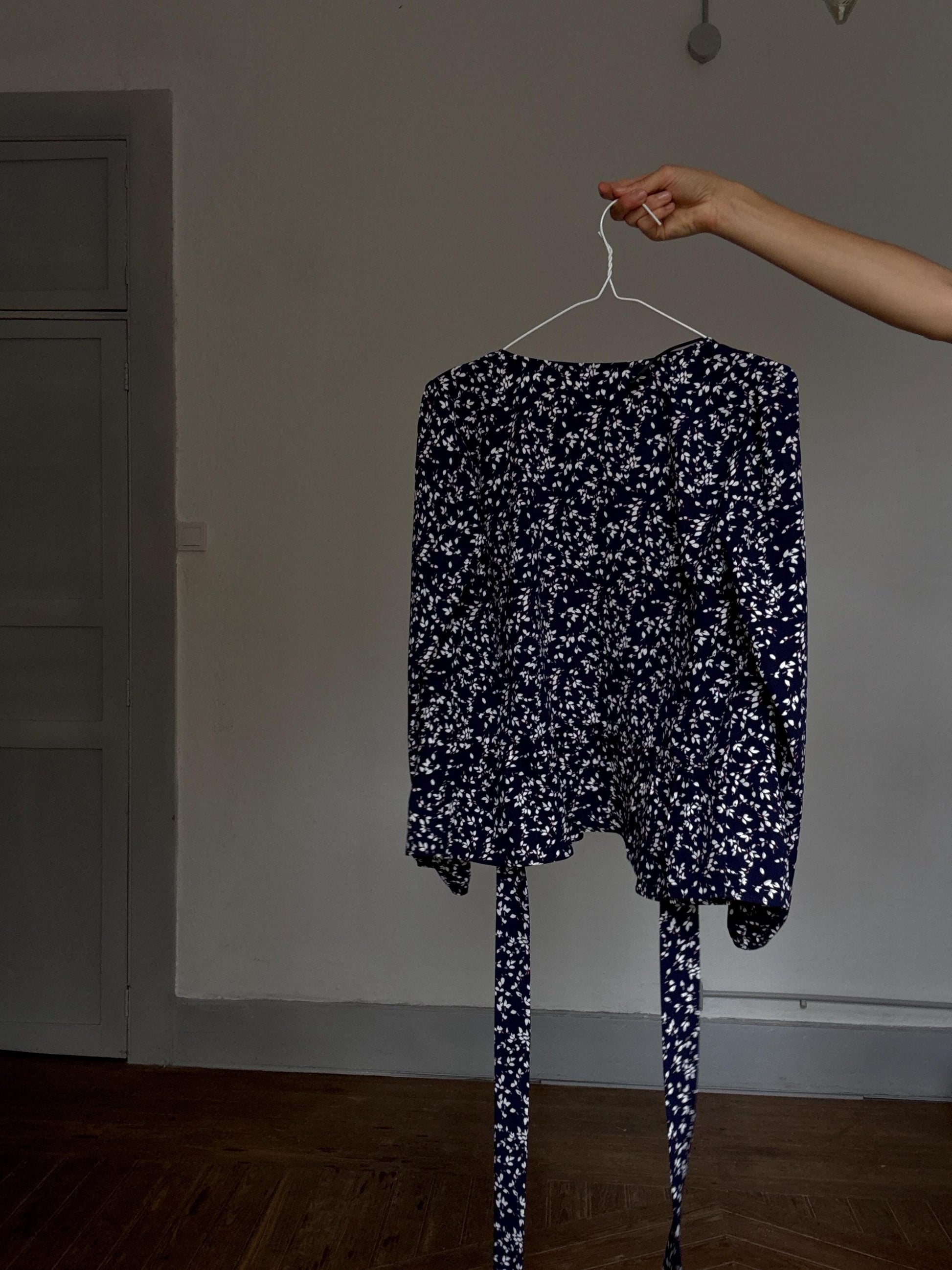 Comptoir des Cotonniers navy floral wrap blouse – v-neck, long puff sleeves, adjustable tie waist, flattering romantic silhouette