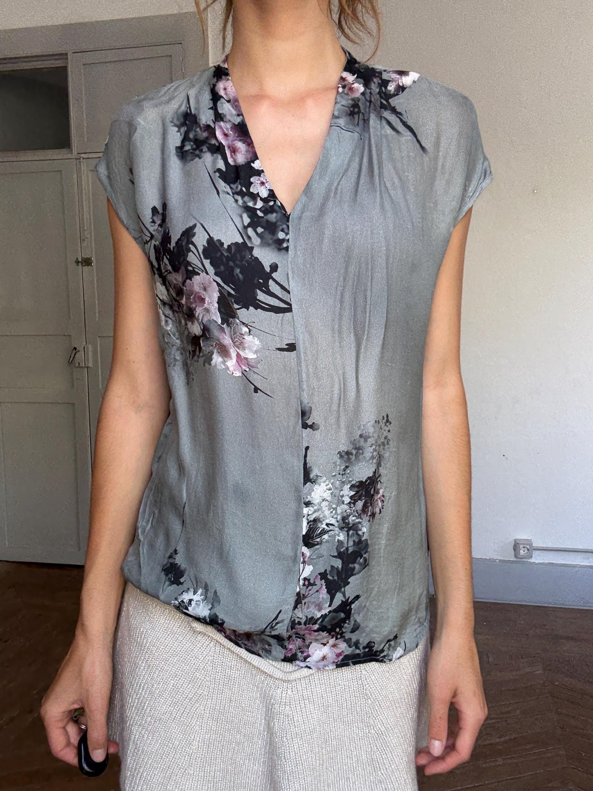 Massimo Dutti floral silk blouse – approx M, V-neck drape, short sleeve, elegant grey pink print, light damage at seams