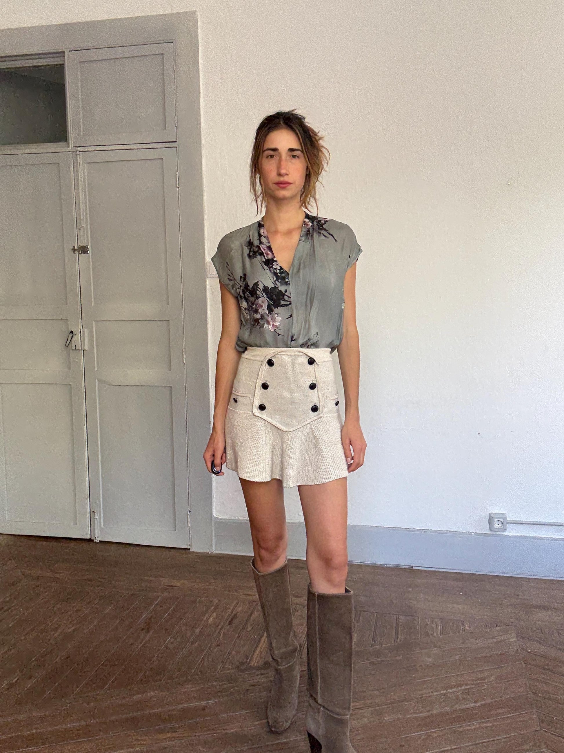 Massimo Dutti floral silk blouse – approx M, V-neck drape, short sleeve, elegant grey pink print, light damage at seams