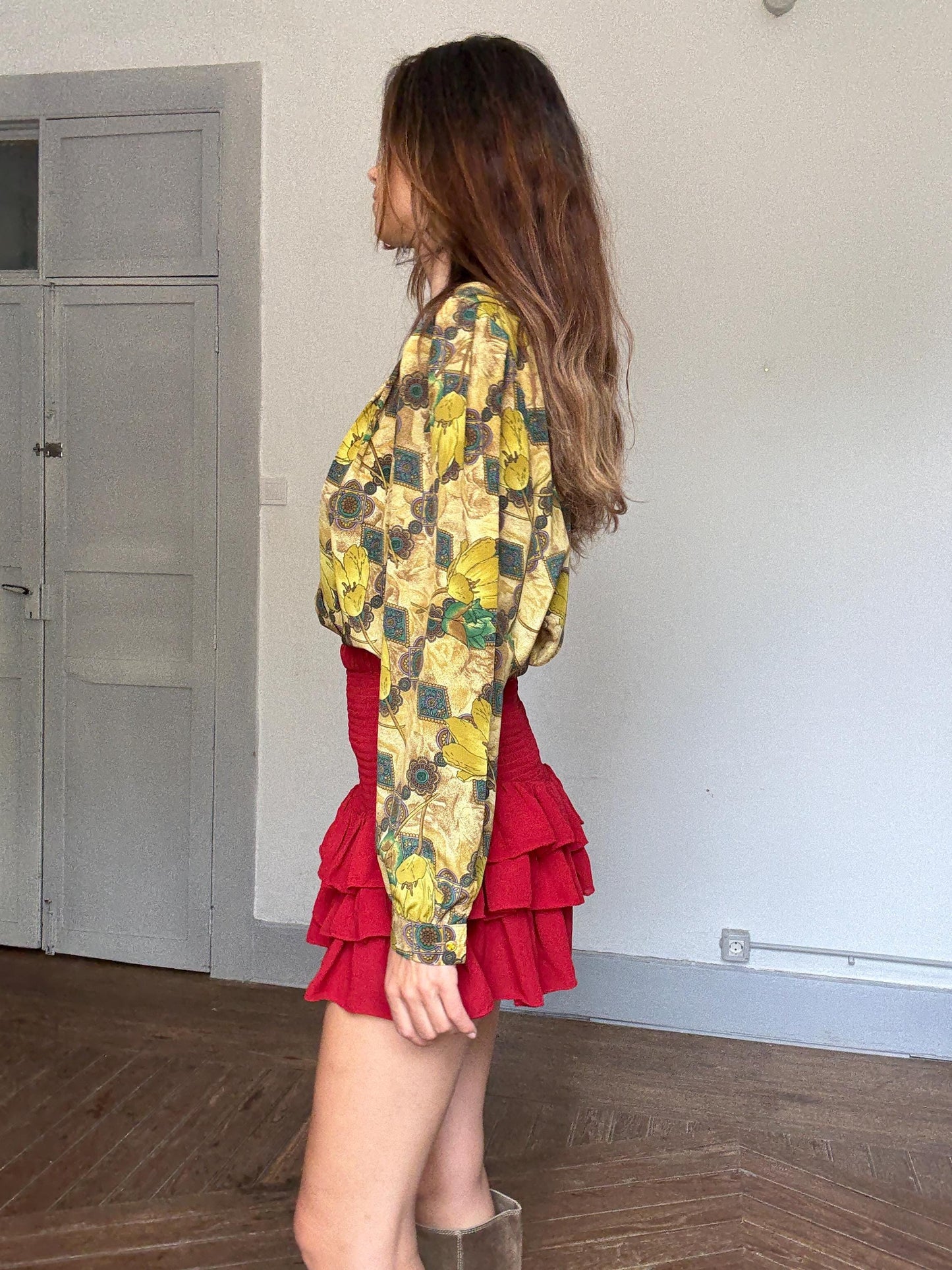 Vintage Floral Blouse – Retro Yellow Botanical Print with Statement Button,