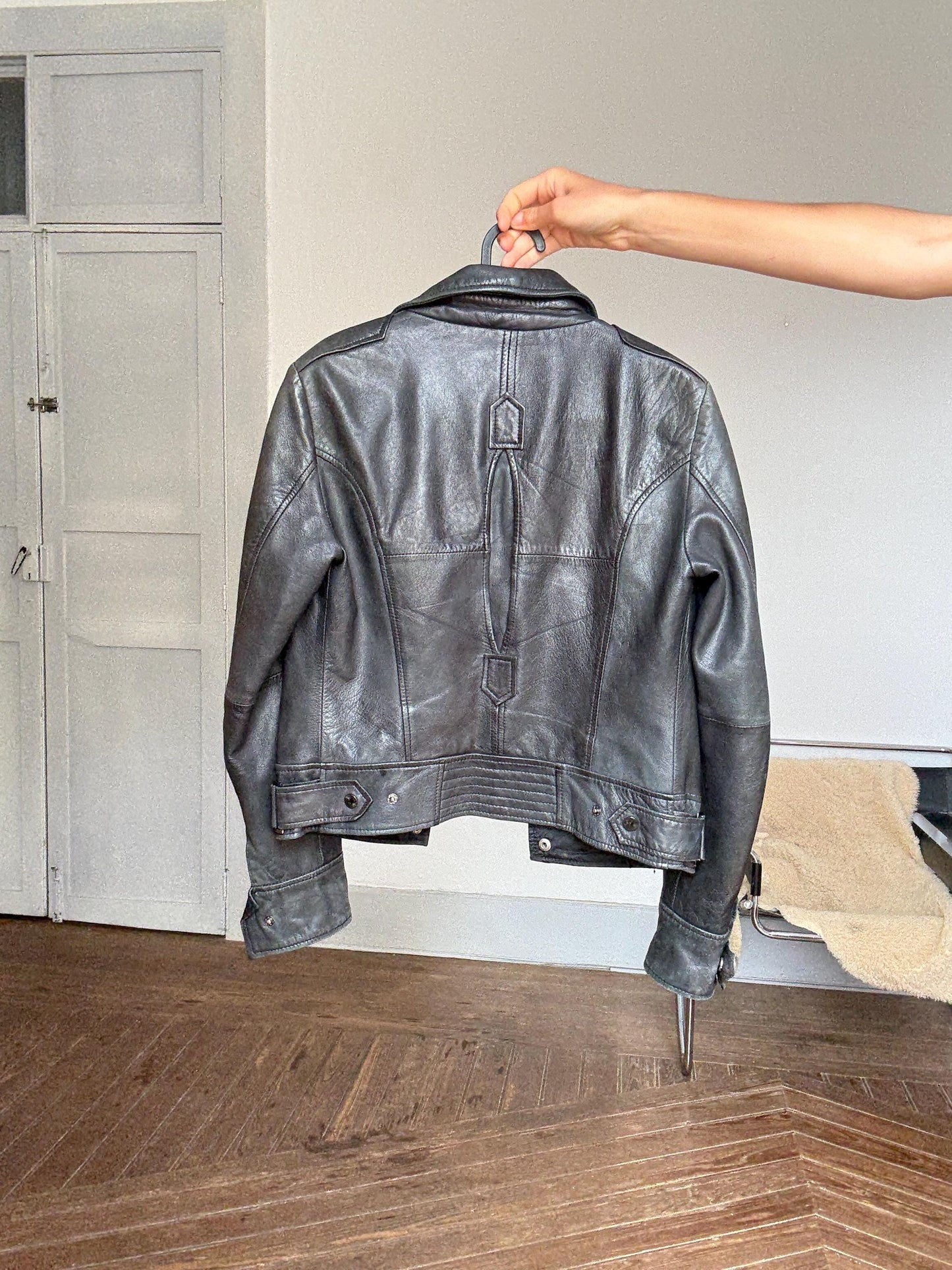 Vintage black leather jacket – fitted biker style, 90s grunge, real leather outerwear, model-off-duty aesthetic