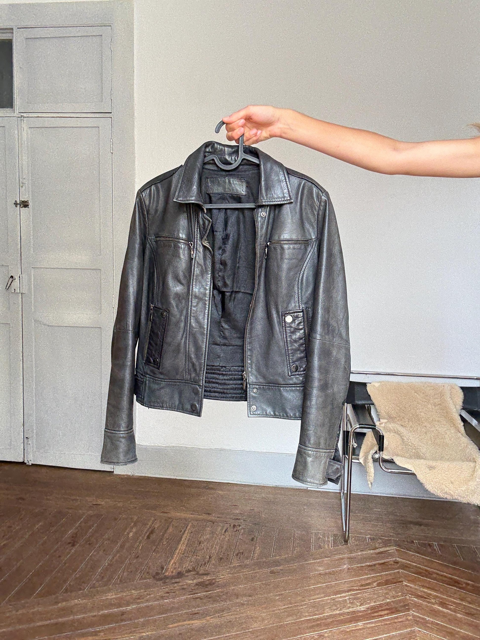 Vintage black leather jacket – fitted biker style, 90s grunge, real leather outerwear, model-off-duty aesthetic