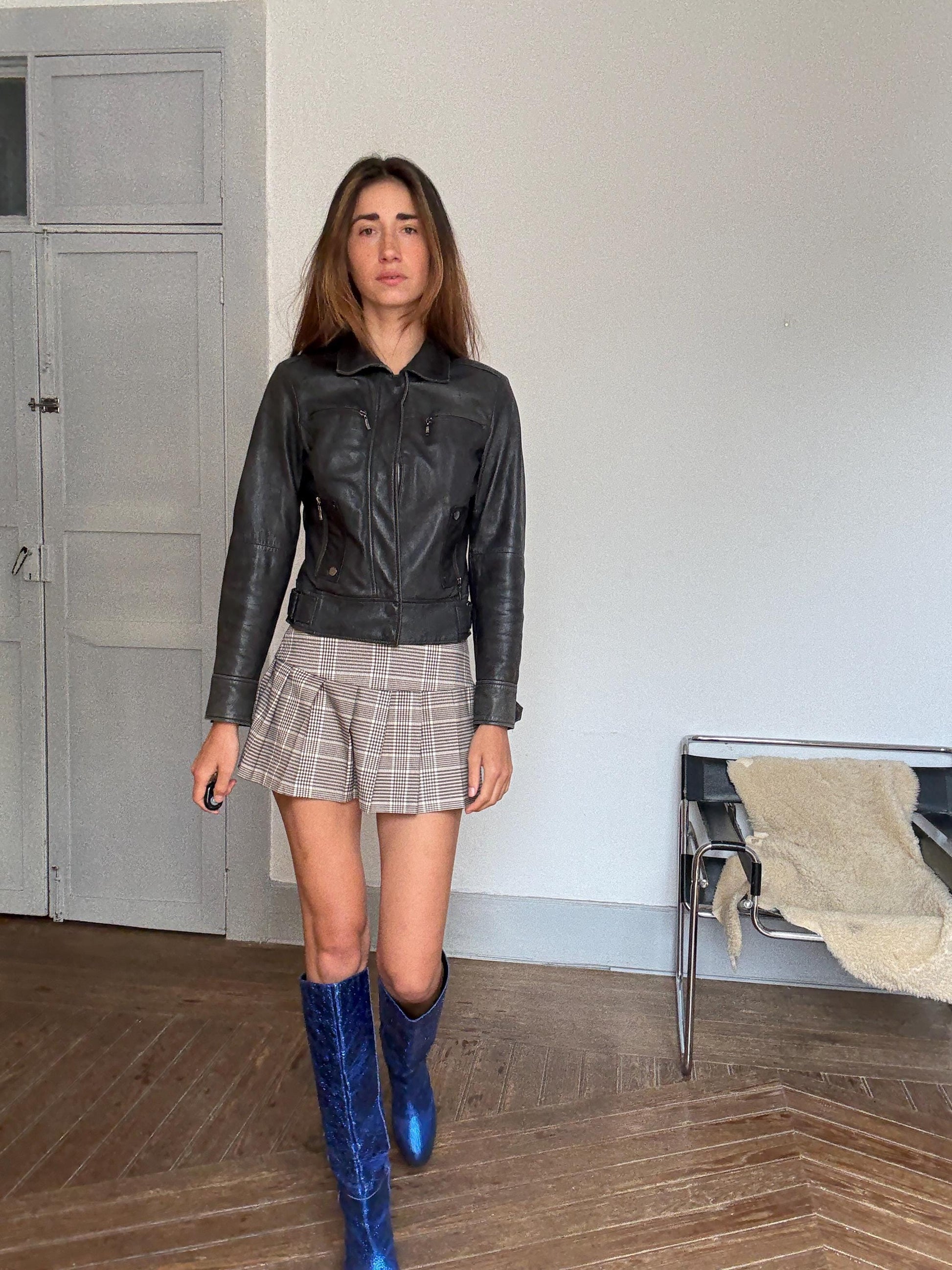 Vintage black leather jacket – fitted biker style, 90s grunge, real leather outerwear, model-off-duty aesthetic