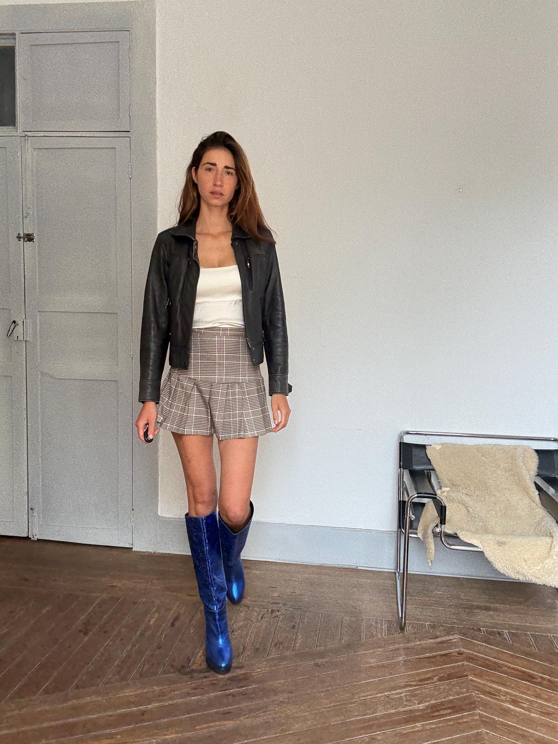 Vintage black leather jacket – fitted biker style, 90s grunge, real leather outerwear, model-off-duty aesthetic