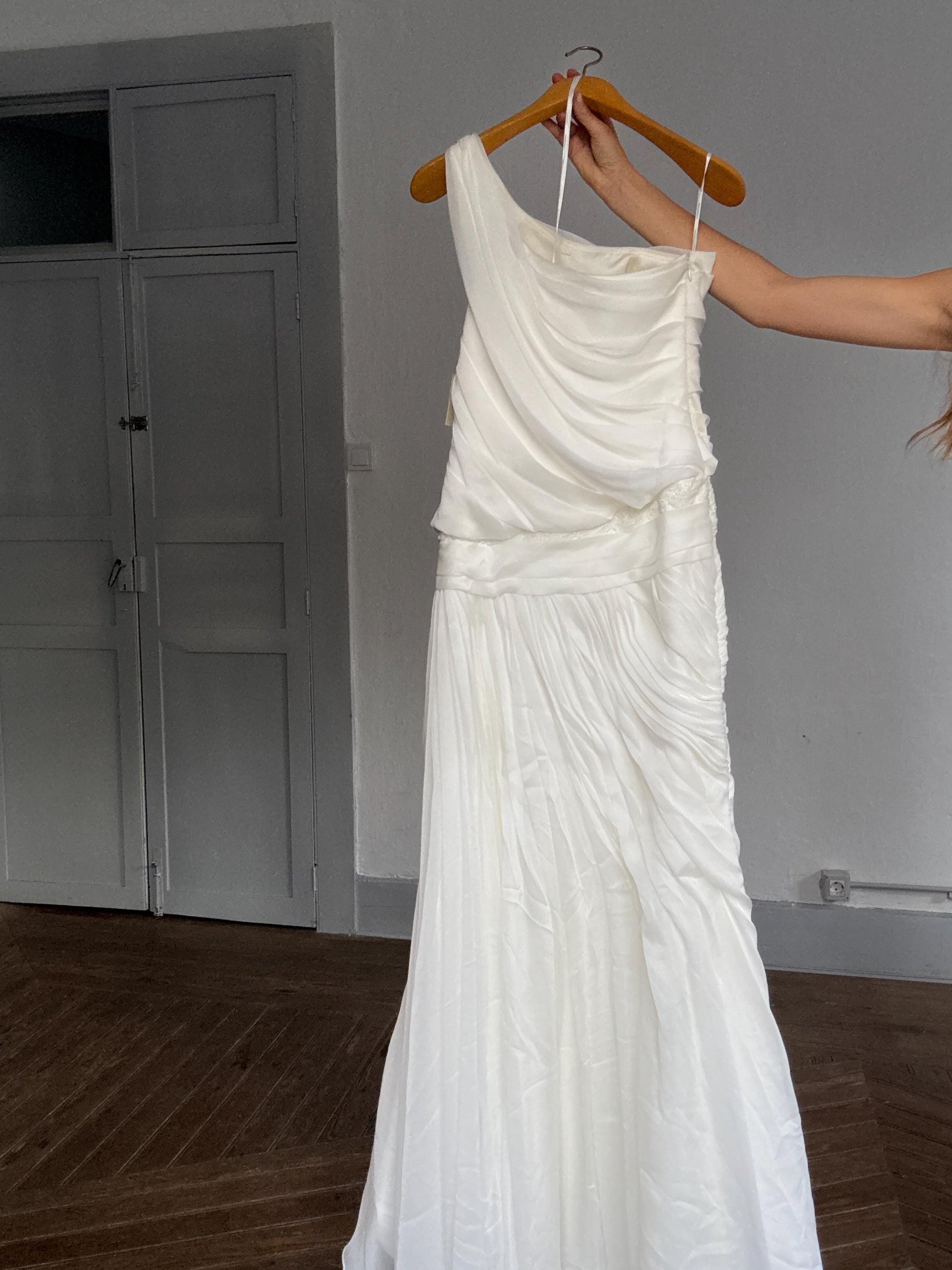 Pronovias One Shoulder Wedding Dress – Greek goddess bridal gown, draped satin maxi dress UK 12 D38, bridal 2000s red carpet vibe