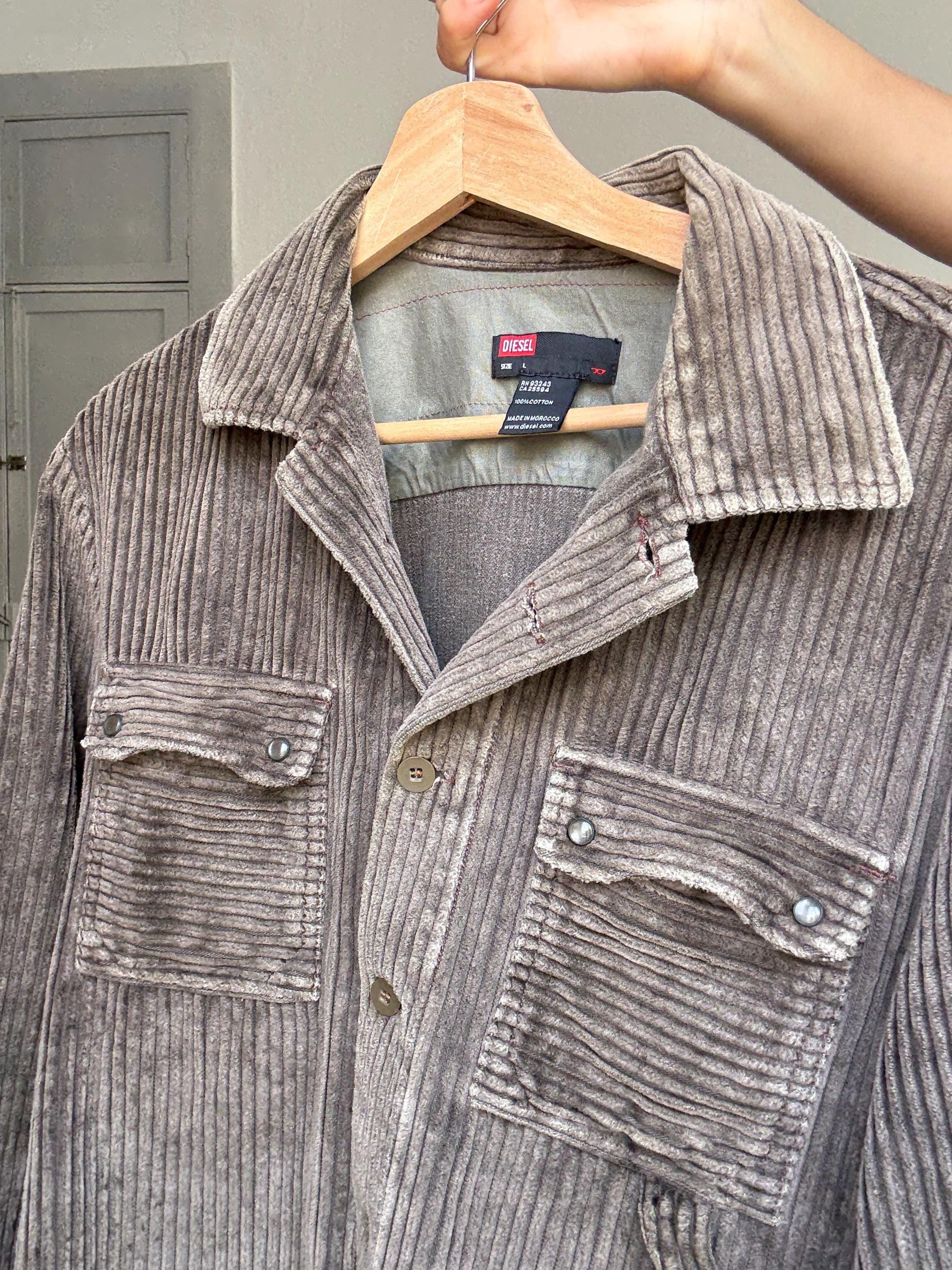 Vintage Diesel corduroy jacket in taupe brown – utility-style shirt jacket, Y2K moto vibes, 100% cotton, fits like relaxed M/L