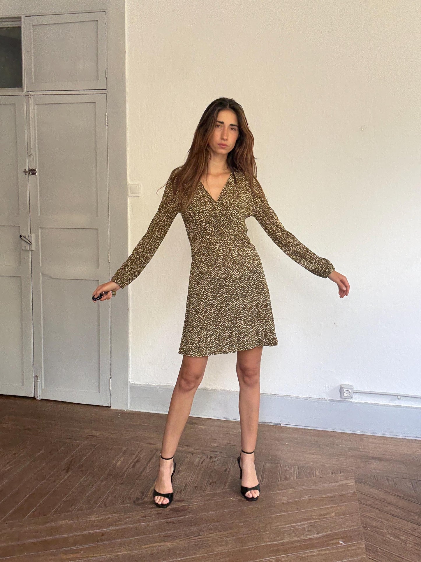 Vintage-inspired olive floral mini dress – flattering V-neck, sheer sleeves & flowy fit, French girl summer style, size L tag