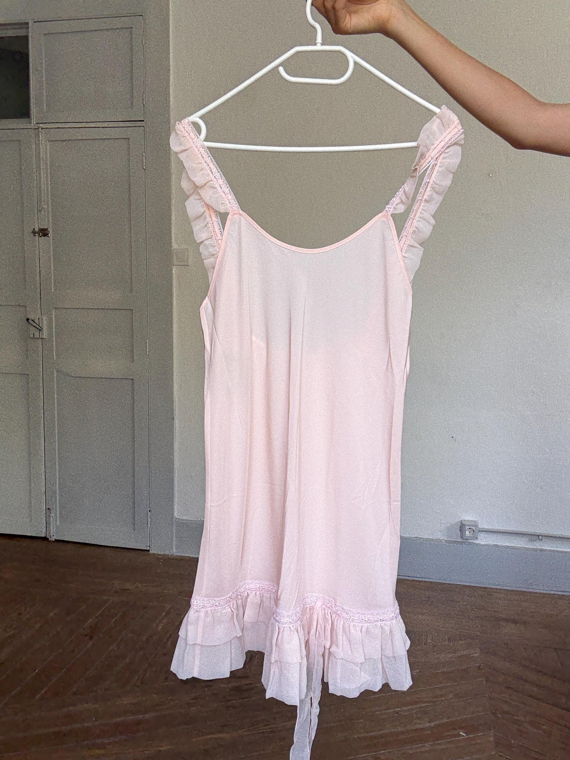 Vintage baby pink ruffle slip dress – romantic sheer lingerie look with bows & lace, cottagecore meets 90s Kate Moss aesthetic