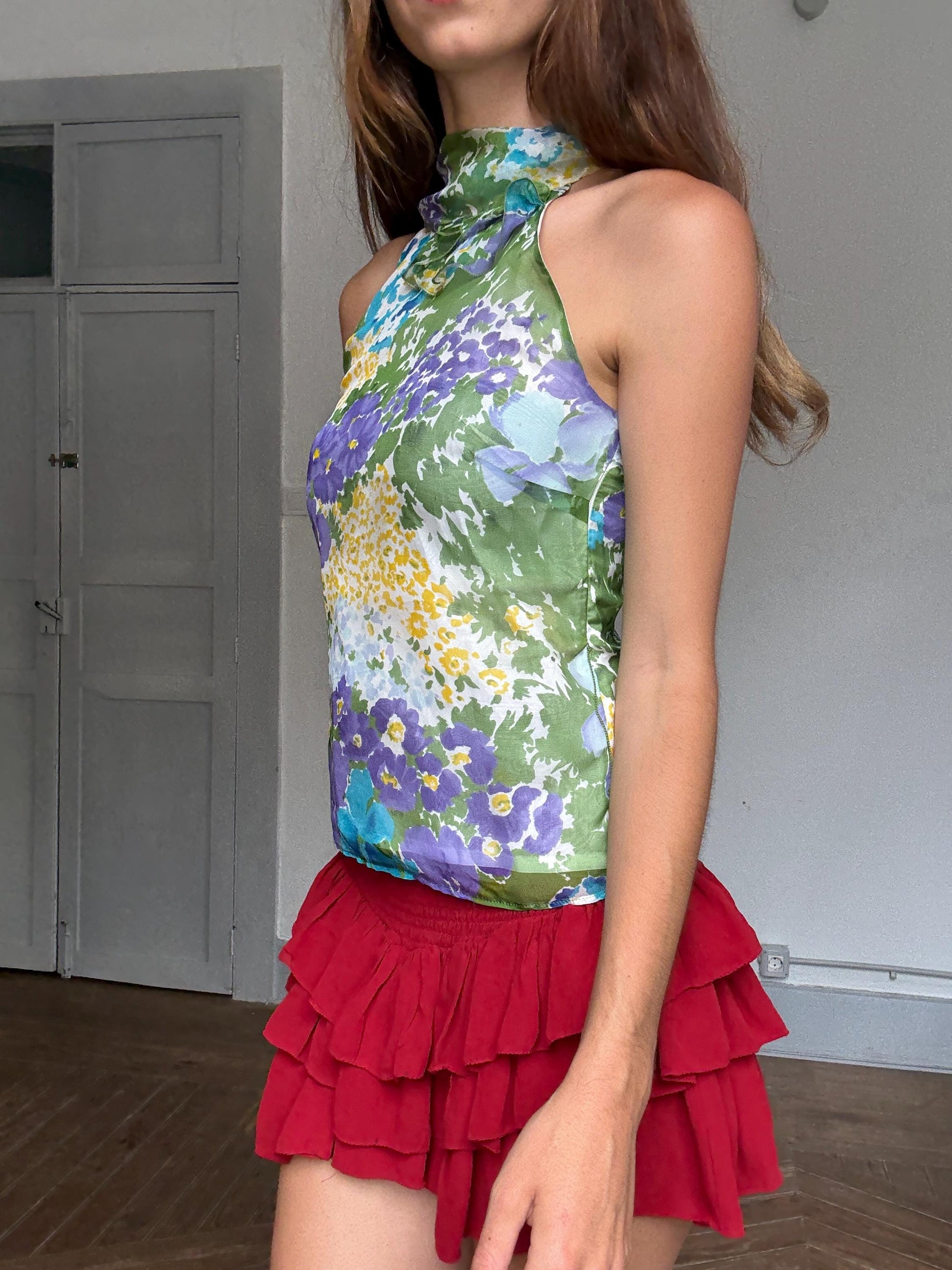 Tintoretto sleeveless floral halter blouse – soft sheer fabric, neck button closure, vibrant vintage summer vibes