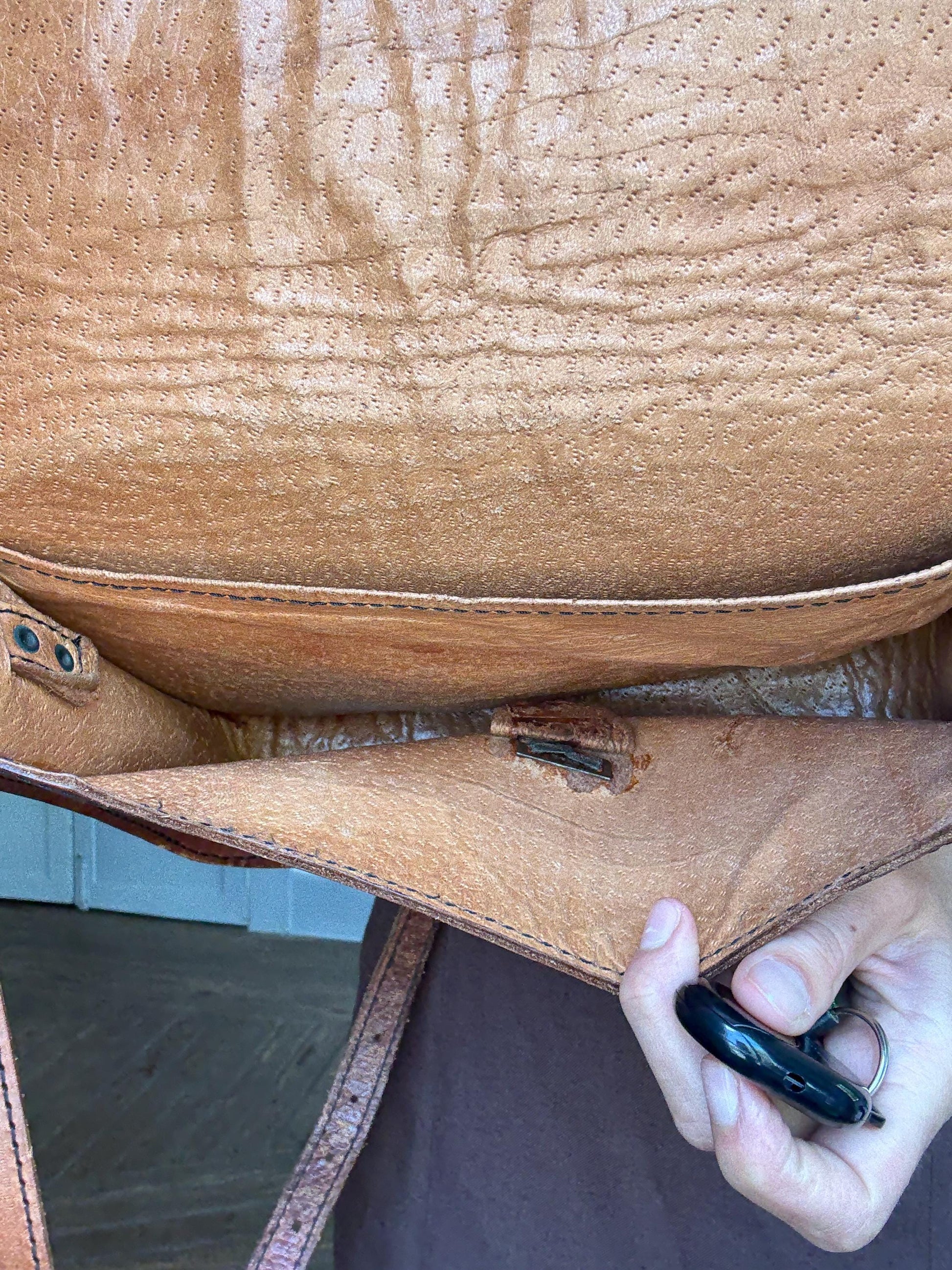 Vintage genuine leather shoulder bag – classic brown satchel style with restored twist-lock, timeless & practical
