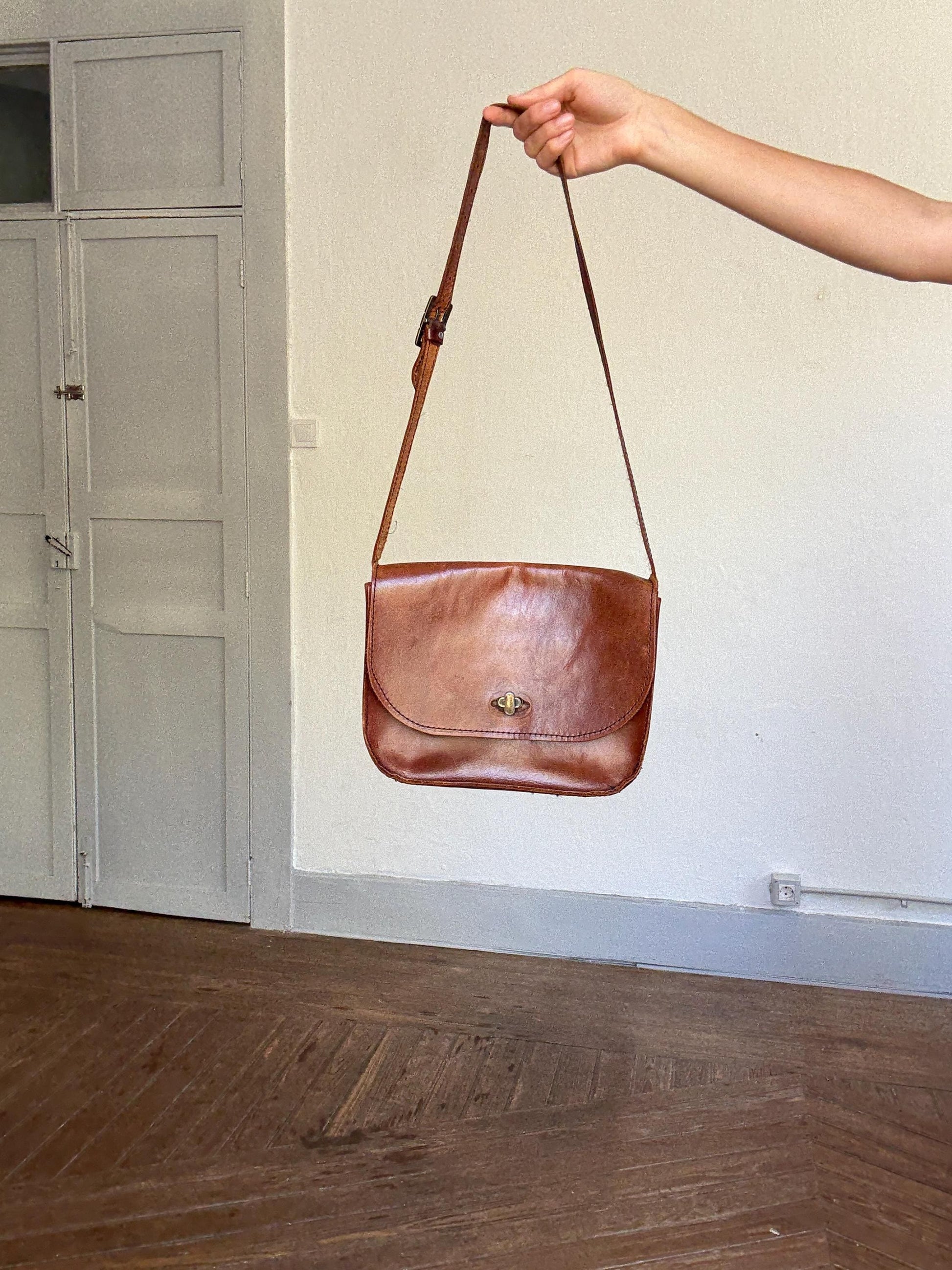 Vintage genuine leather shoulder bag – classic brown satchel style with restored twist-lock, timeless & practical