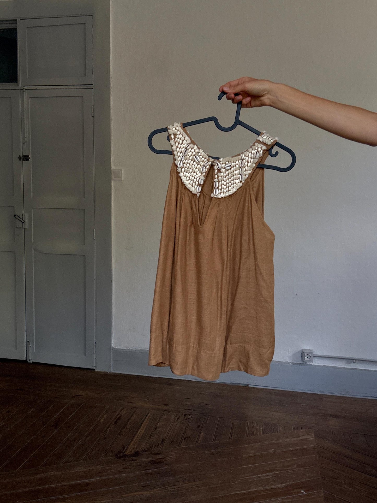 Boho beachy sleeveless top with real cowrie shell neckline – flowy earthy brown linen-style summer blouse