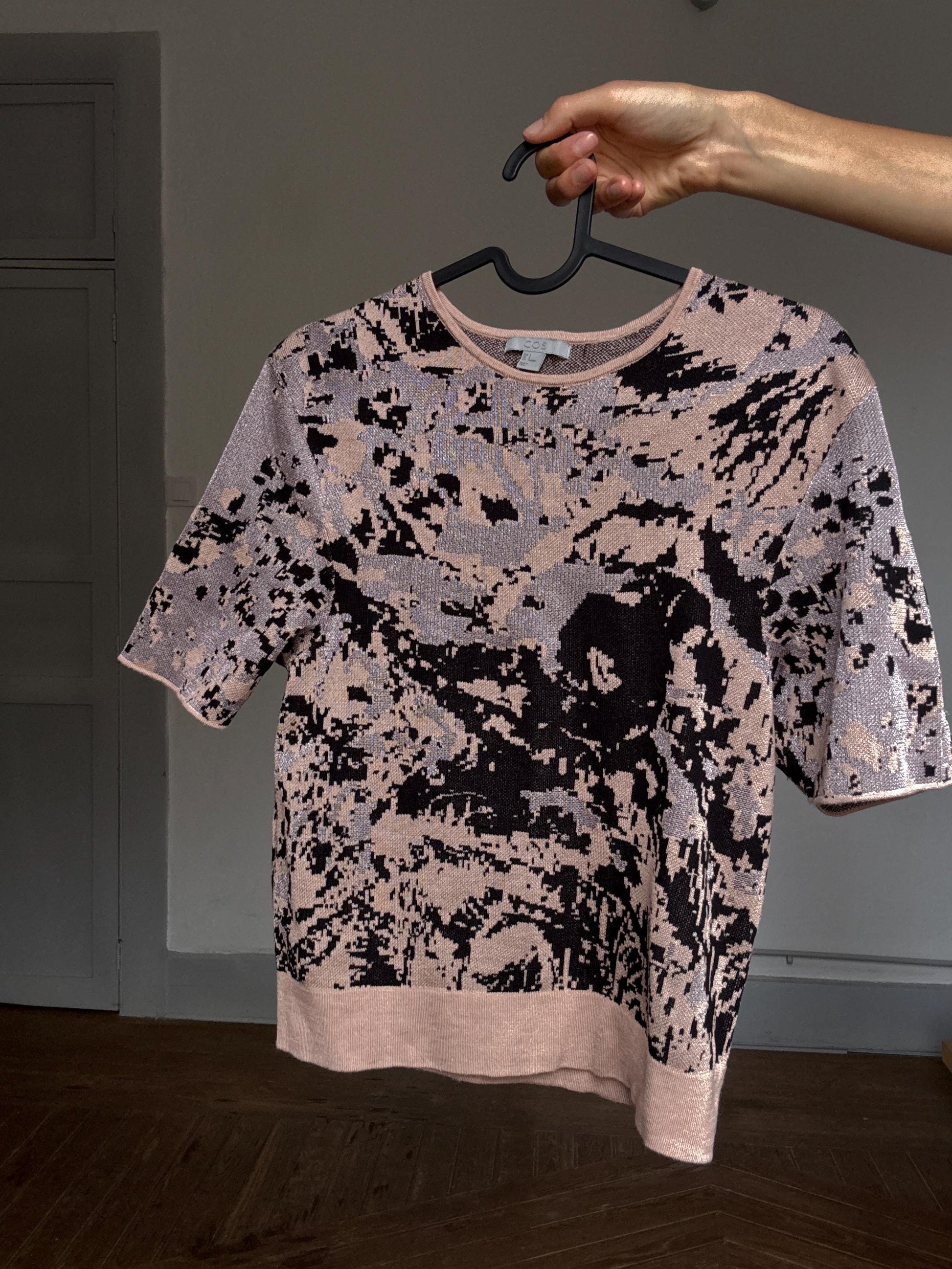 COS abstract print stretch knit top – dusty rose and black palette, soft interior, fitted silhouette, contemporary style