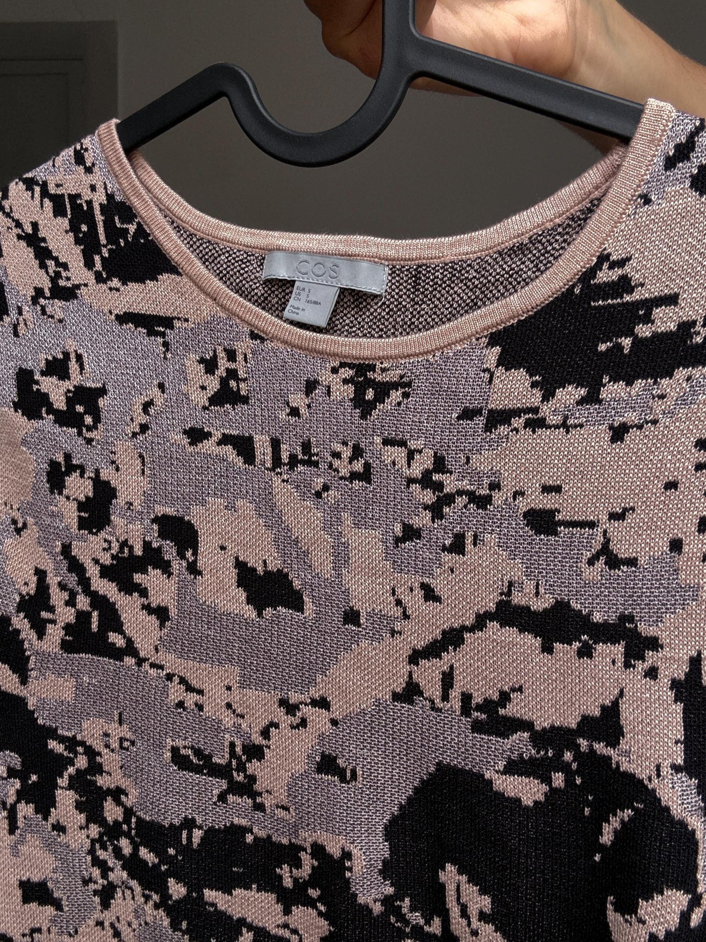 COS abstract print stretch knit top – dusty rose and black palette, soft interior, fitted silhouette, contemporary style