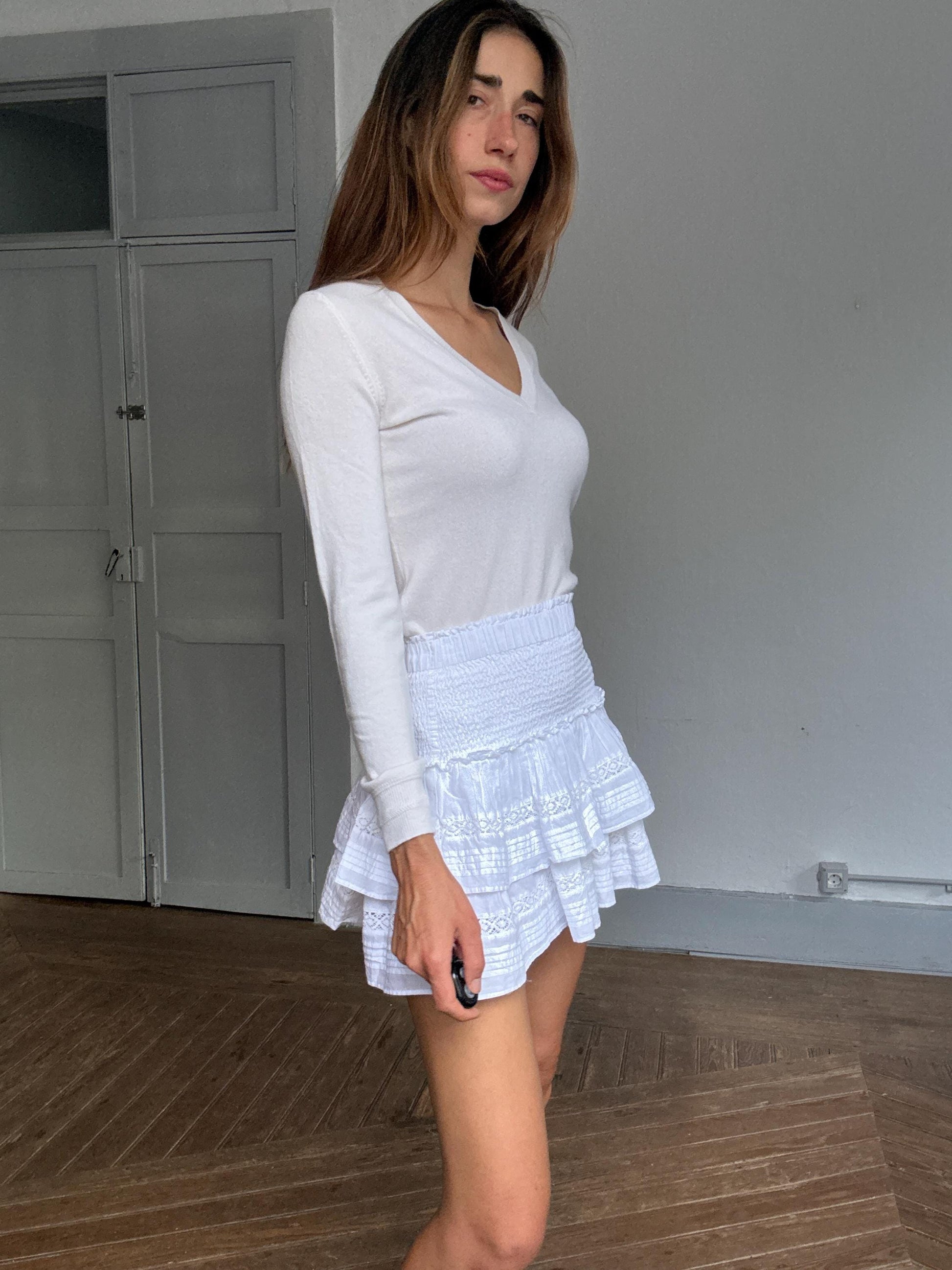 Sisley white fine cashmere blend V-neck sweater – size S, minimalist fit, soft luxe feel, timeless layering essential