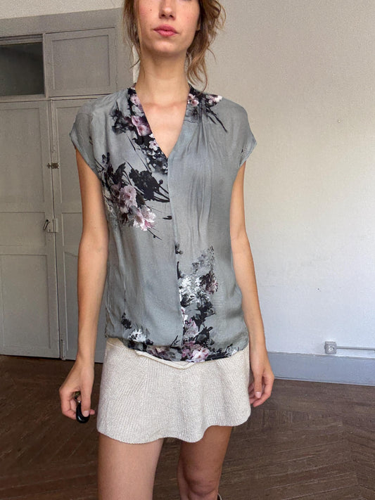 Massimo Dutti floral silk blouse – approx M, V-neck drape, short sleeve, elegant grey pink print, light damage at seams