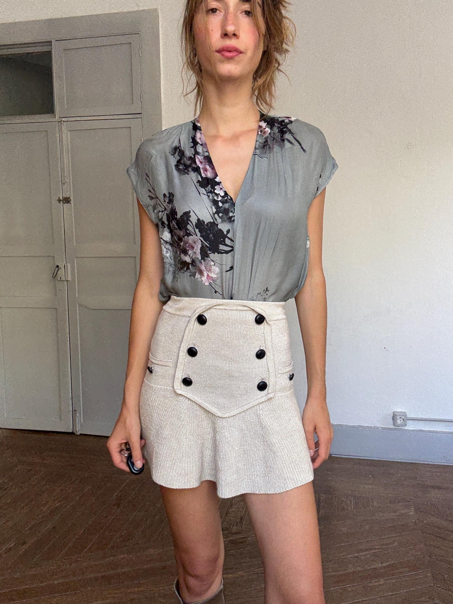 Massimo Dutti floral silk blouse – approx M, V-neck drape, short sleeve, elegant grey pink print, light damage at seams