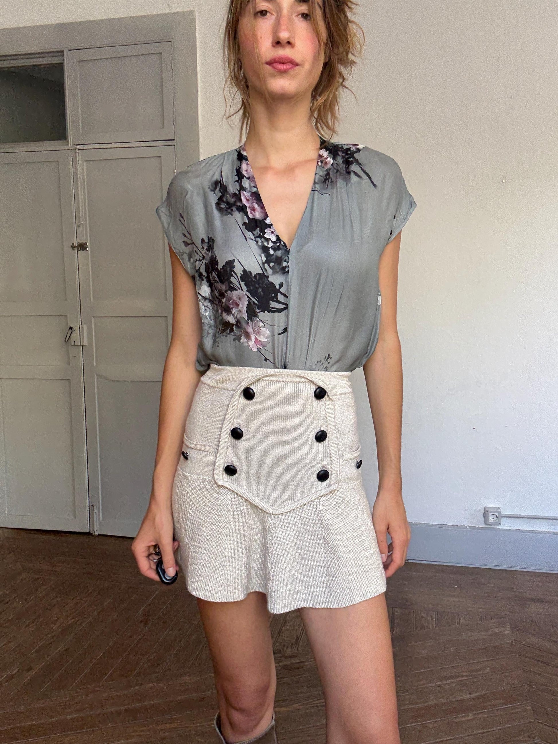 Massimo Dutti floral silk blouse – approx M, V-neck drape, short sleeve, elegant grey pink print, light damage at seams