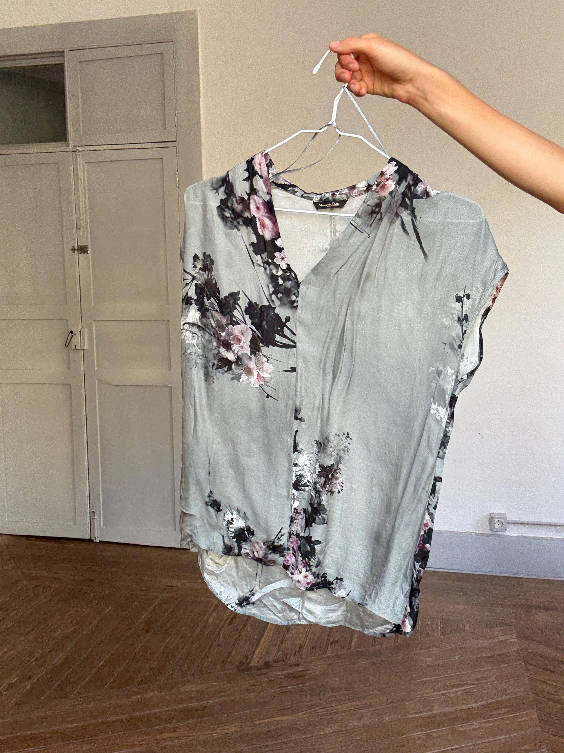 Massimo Dutti floral silk blouse – approx M, V-neck drape, short sleeve, elegant grey pink print, light damage at seams