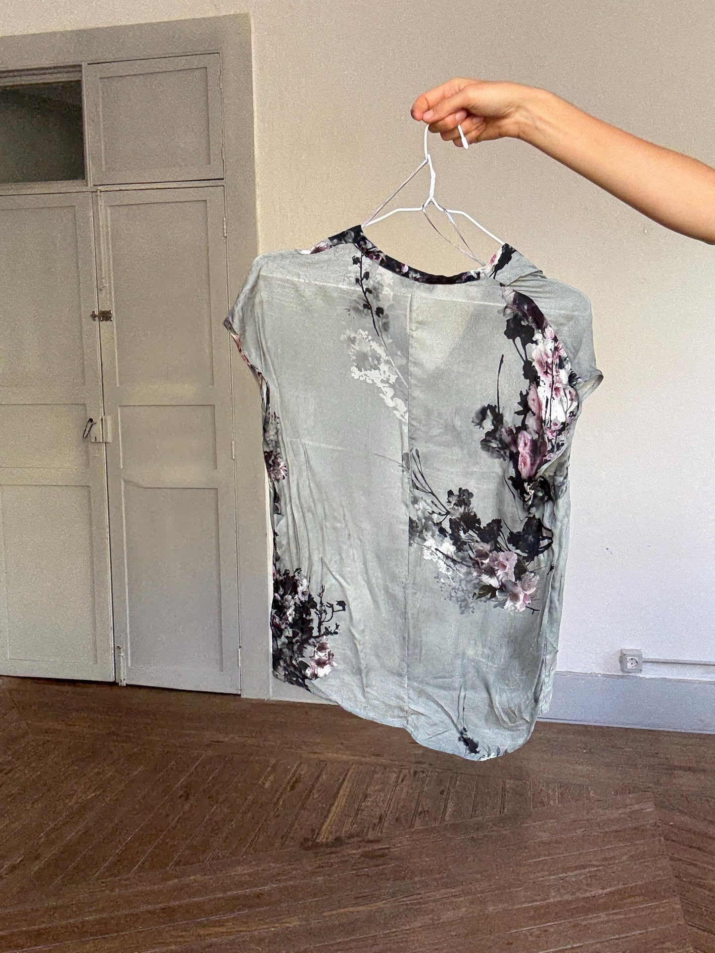 Massimo Dutti floral silk blouse – approx M, V-neck drape, short sleeve, elegant grey pink print, light damage at seams