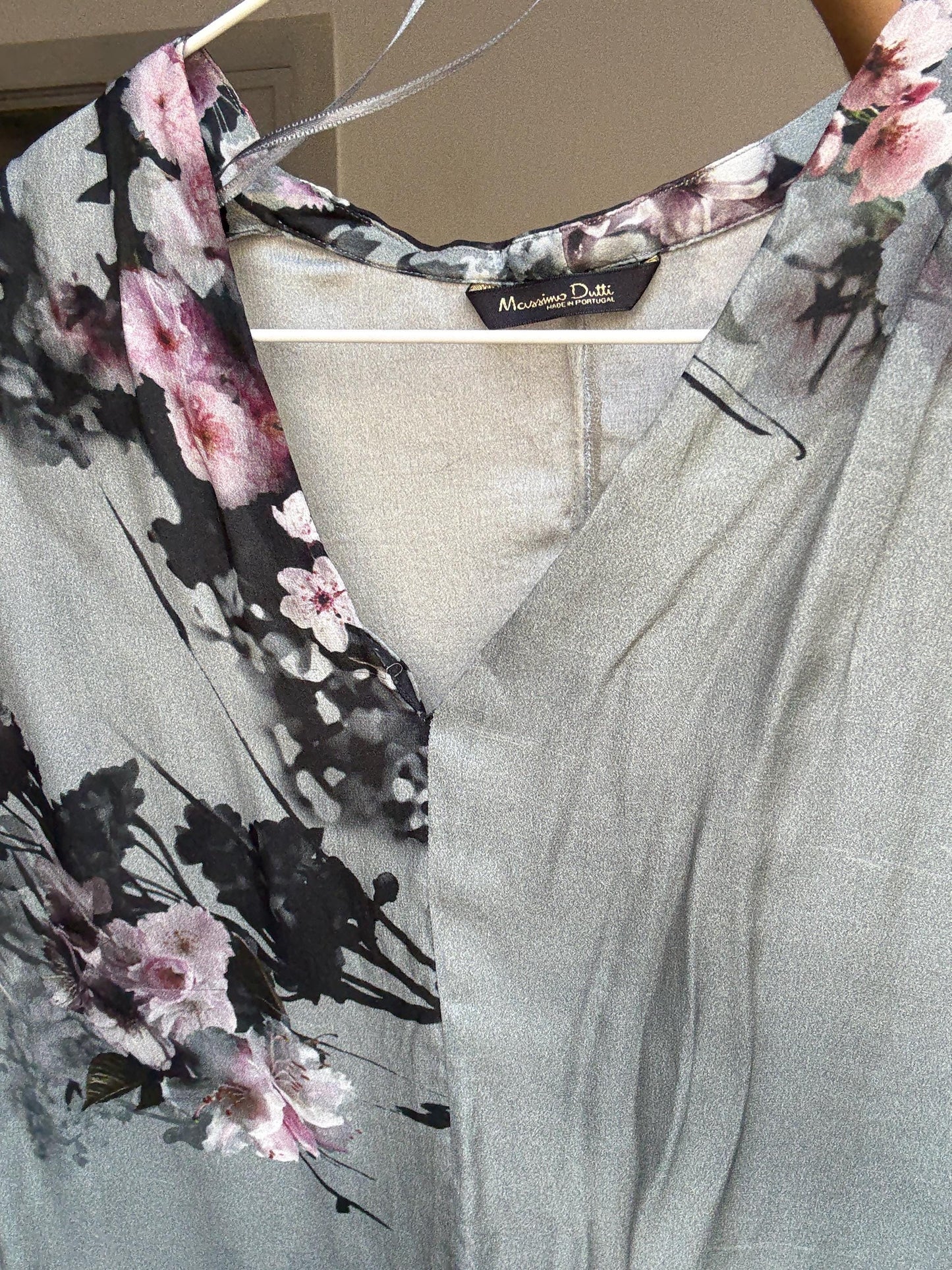 Massimo Dutti floral silk blouse – approx M, V-neck drape, short sleeve, elegant grey pink print, light damage at seams