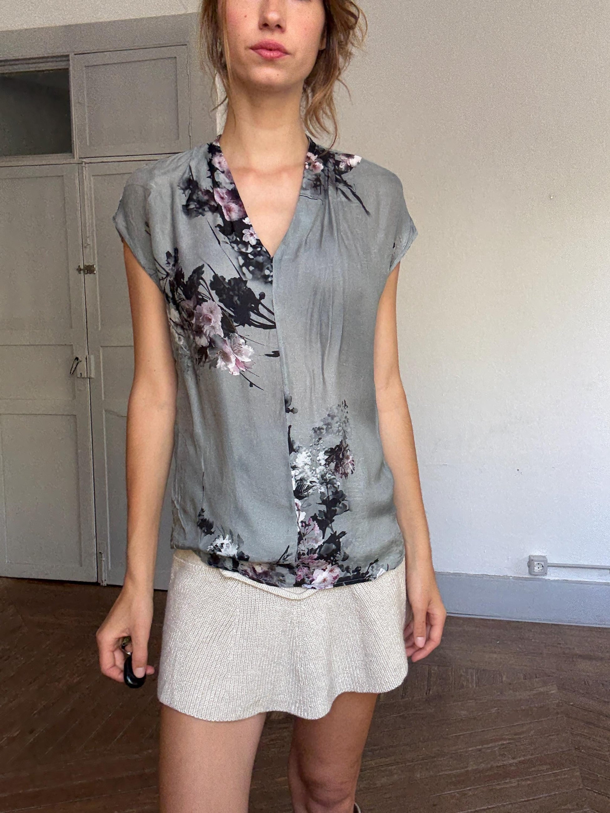 Massimo Dutti floral silk blouse – approx M, V-neck drape, short sleeve, elegant grey pink print, light damage at seams