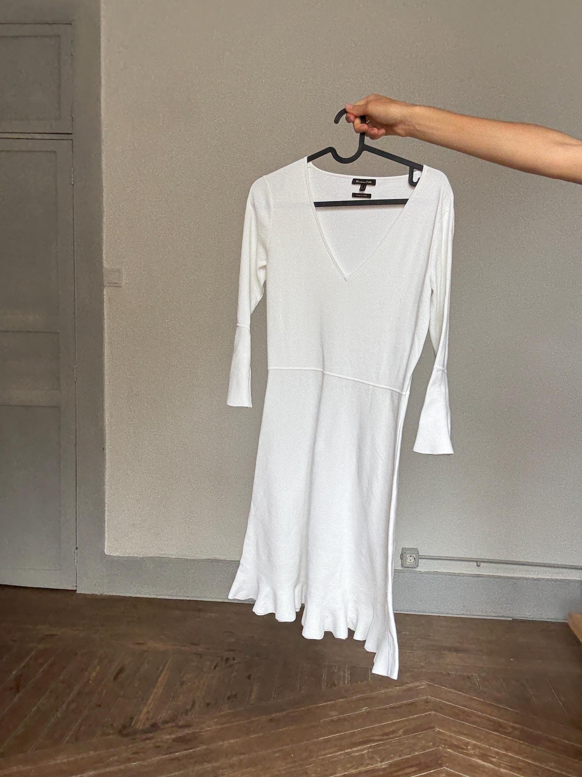 Massimo Dutti white knit flared mini dress M – soft & stretchy, V-neck, ruffle hem, elegant comfy fit, minimal summer outfit