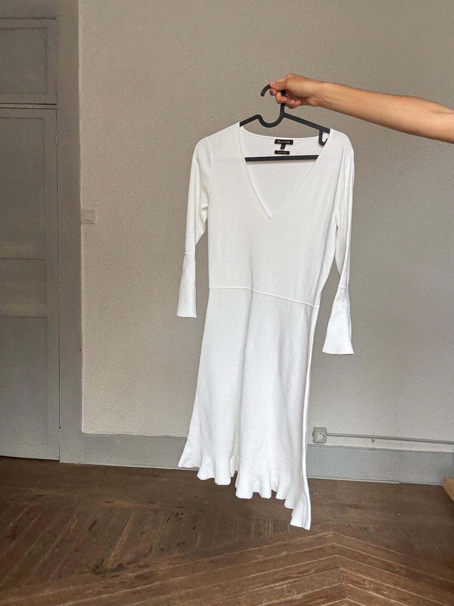 Massimo Dutti white knit flared mini dress M – soft & stretchy, V-neck, ruffle hem, elegant comfy fit, minimal summer outfit