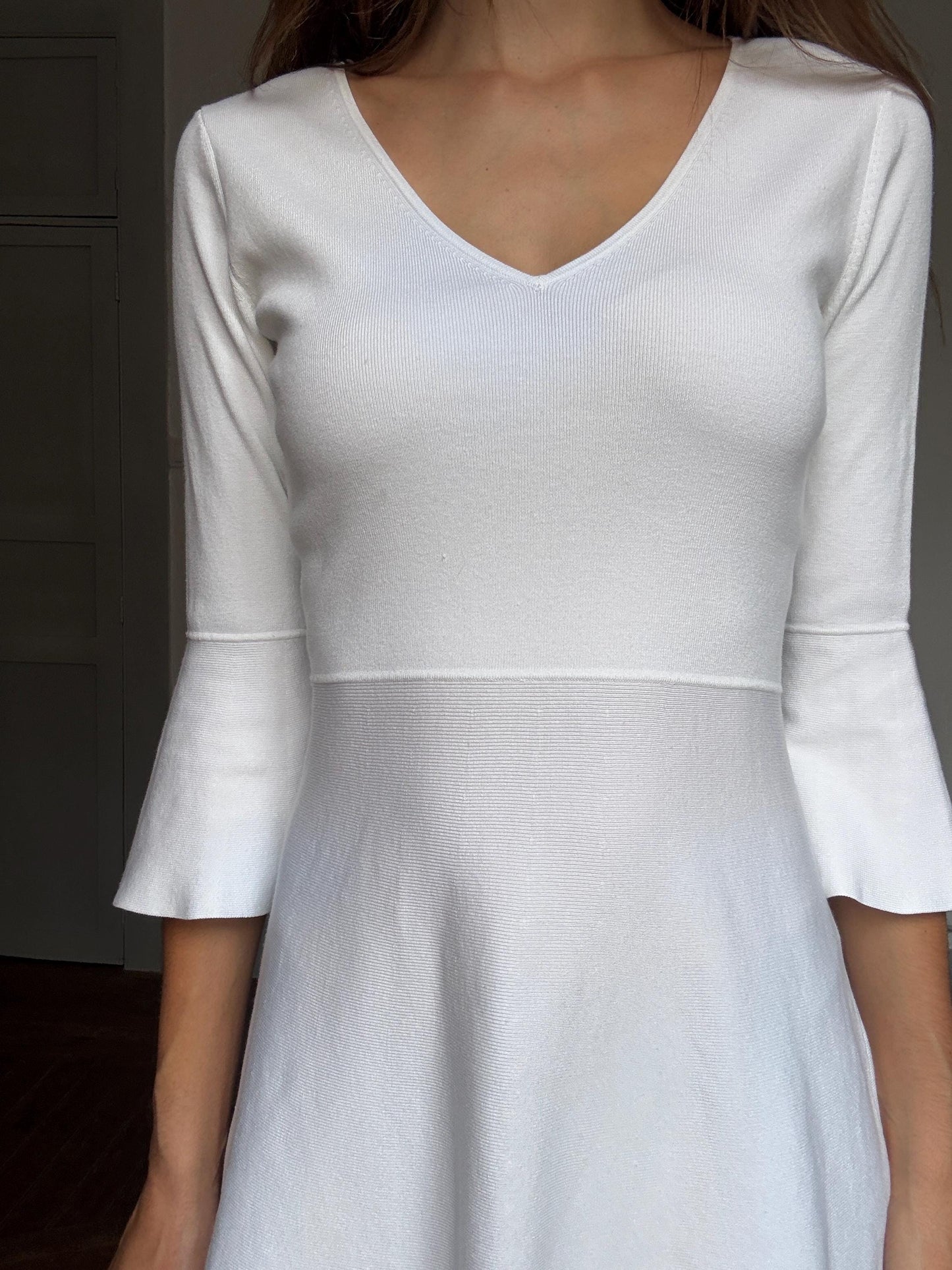 Massimo Dutti white knit flared mini dress M – soft & stretchy, V-neck, ruffle hem, elegant comfy fit, minimal summer outfit