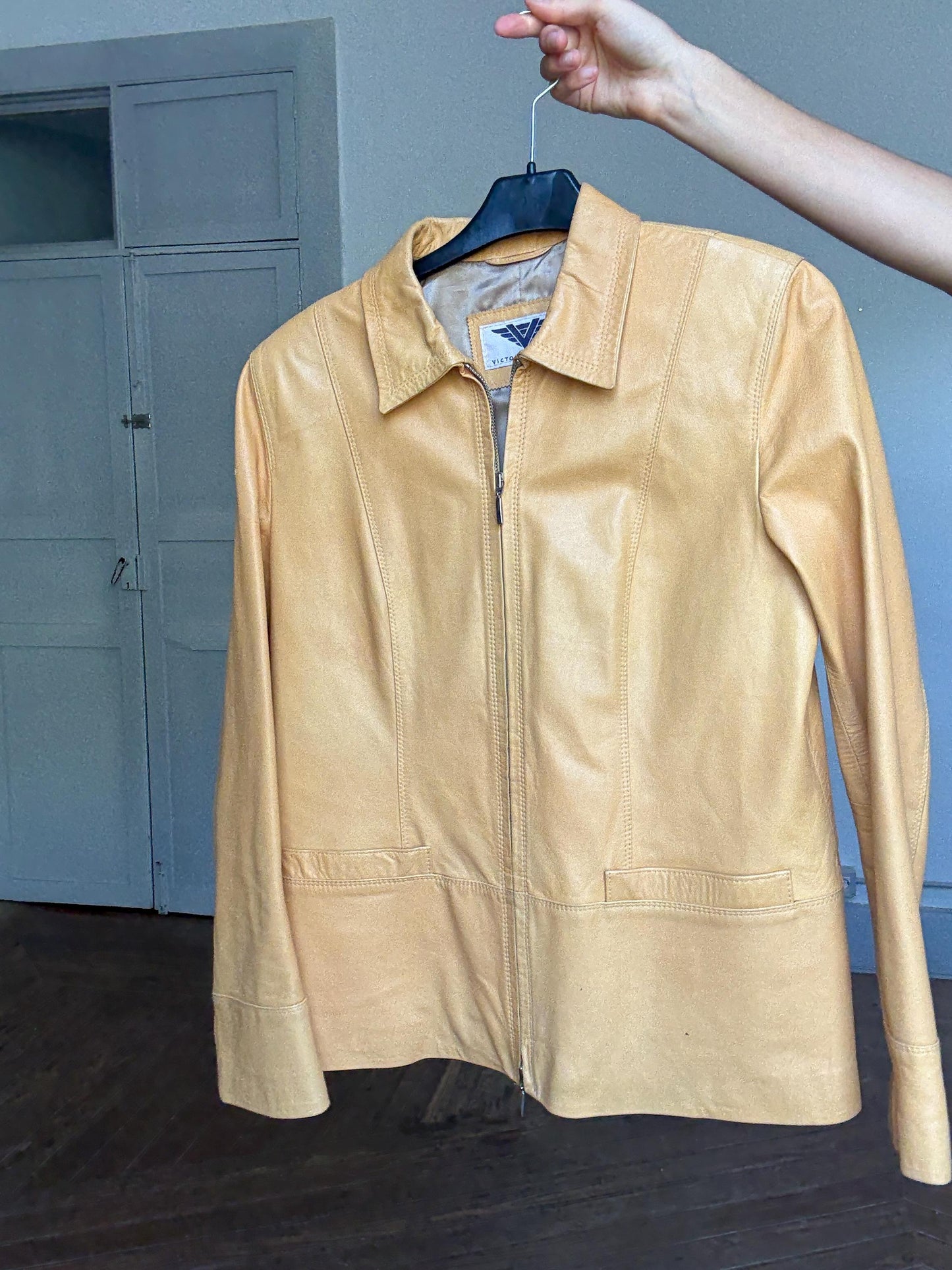 Victor Sanjuan lambskin leather jacket – size 44, YKK double zip, sheepskin, tailored fit, light tan biker style