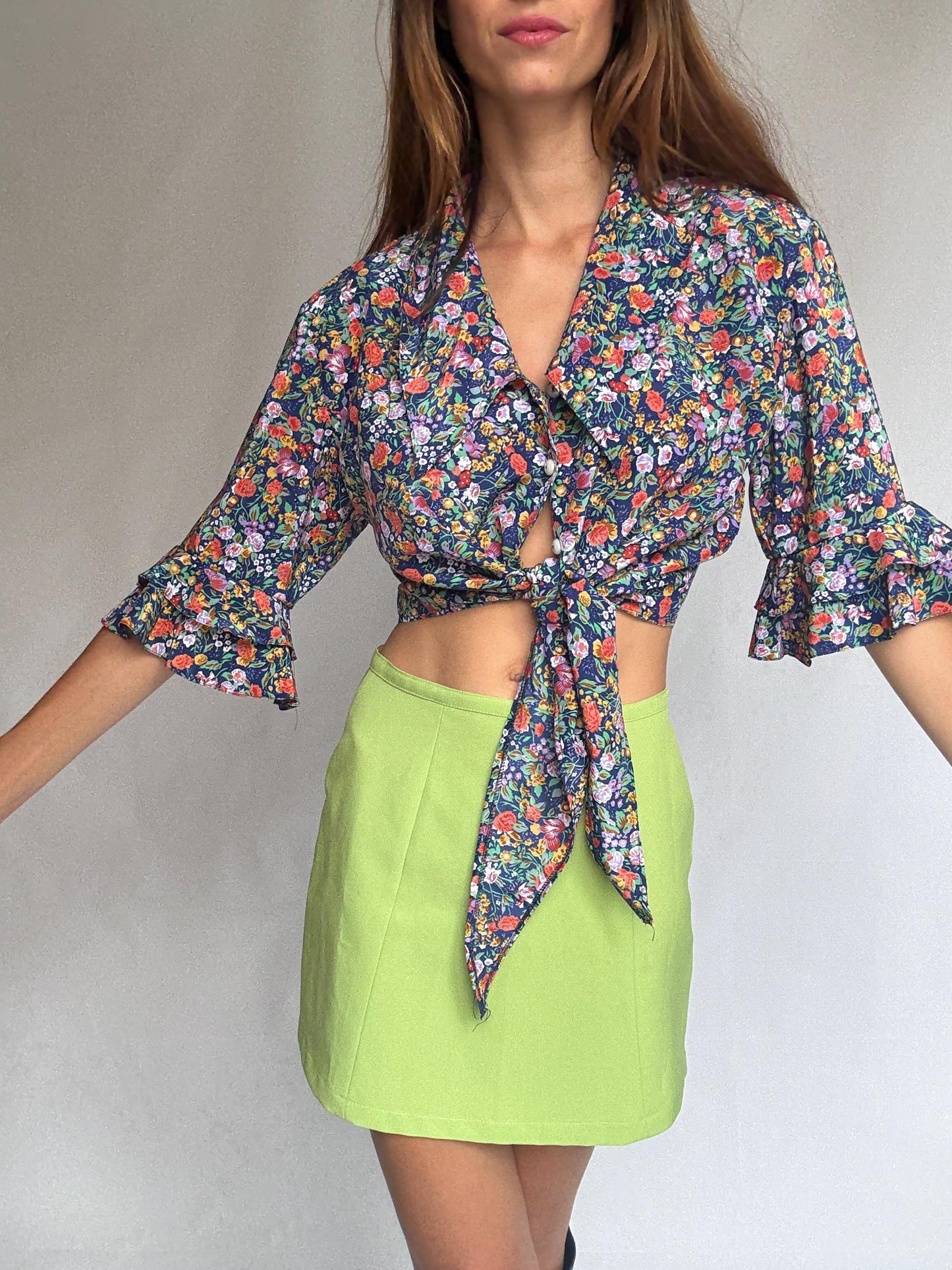 Vintage floral blouse in 100% viscose – cropped tie front top with flared sleeves – summer cottagecore style – vibrant multicolor print