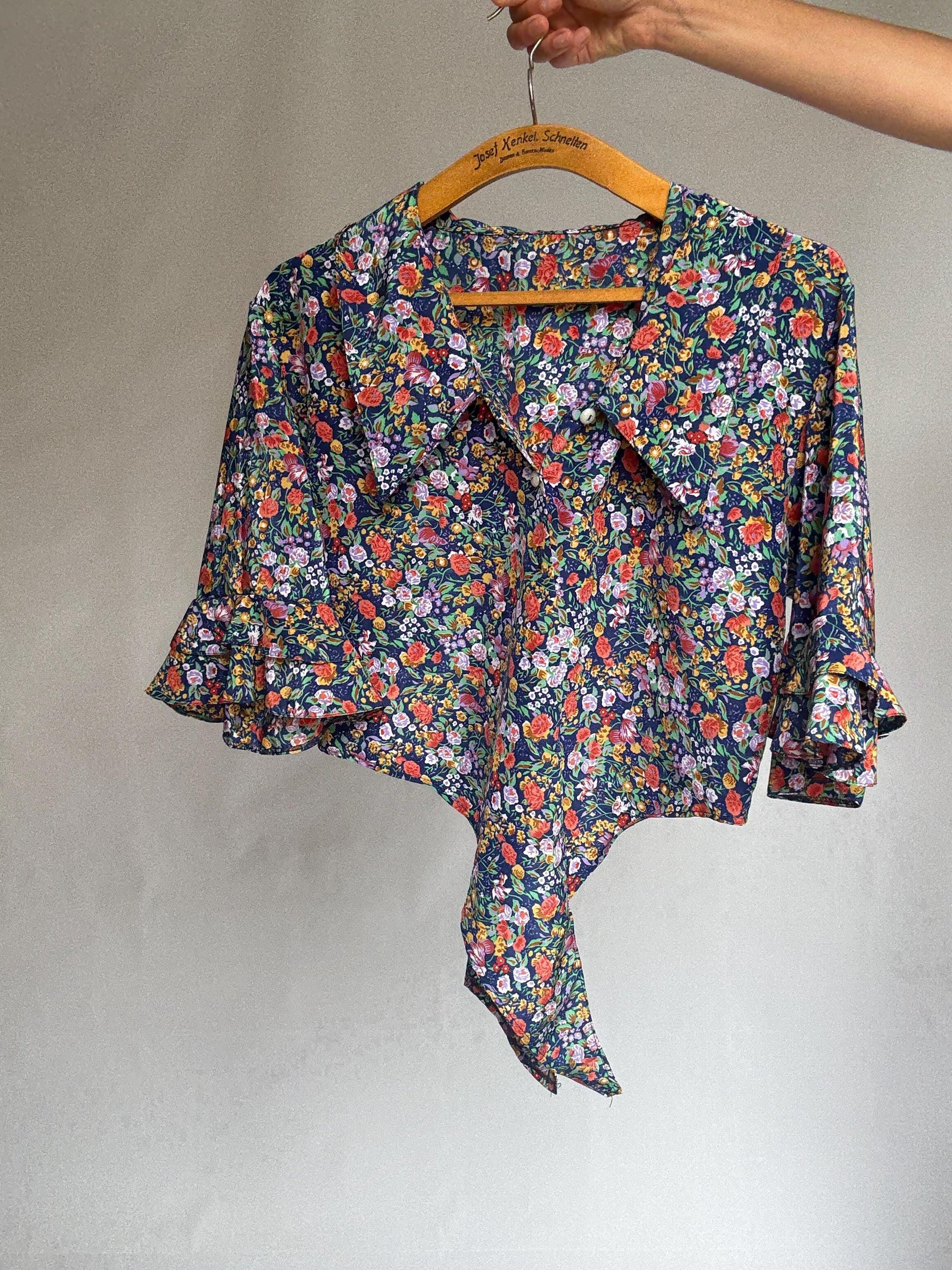 Vintage floral blouse in 100% viscose – cropped tie front top with flared sleeves – summer cottagecore style – vibrant multicolor print